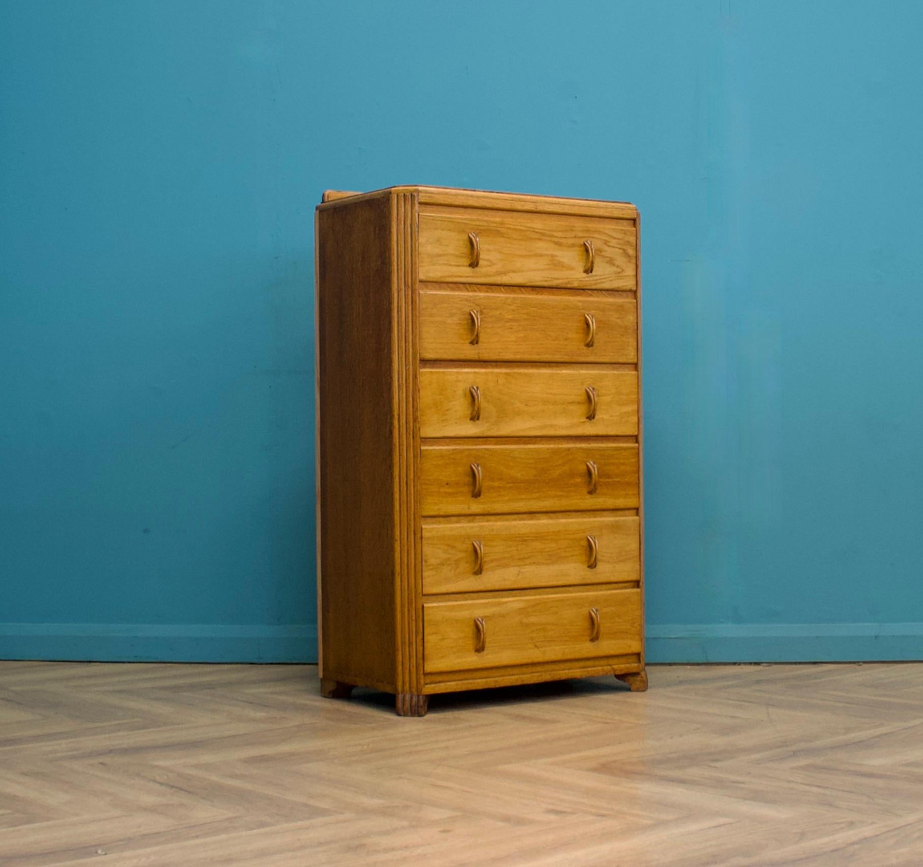Cette commode en chêne de qualité a été réalisée par Herbert Gibbs, vers les années 1930.
À la manière de Heal's.
 
Six tiroirs