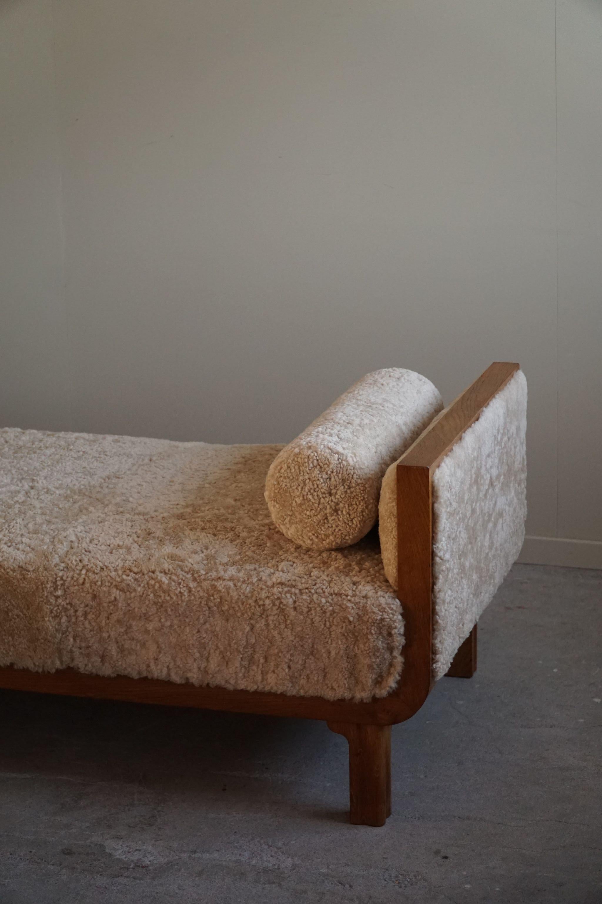 Art Deco Oak Daybed Reupholstered in Lambswool, By a Danish Cabinetmaker, 1940s For Sale 9
