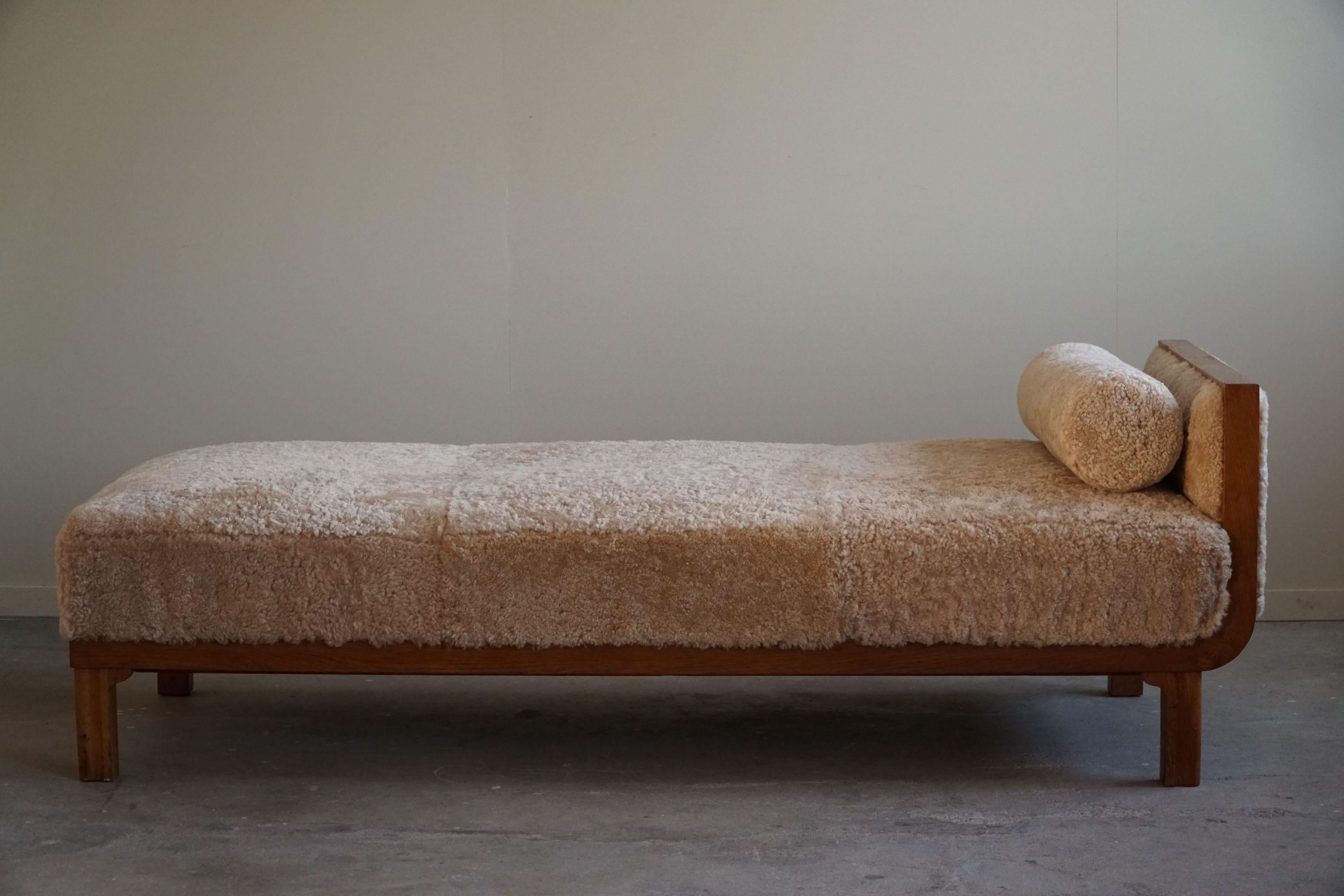 Art Deco Oak Daybed Reupholstered in Lambswool, By a Danish Cabinetmaker, 1940s For Sale 10