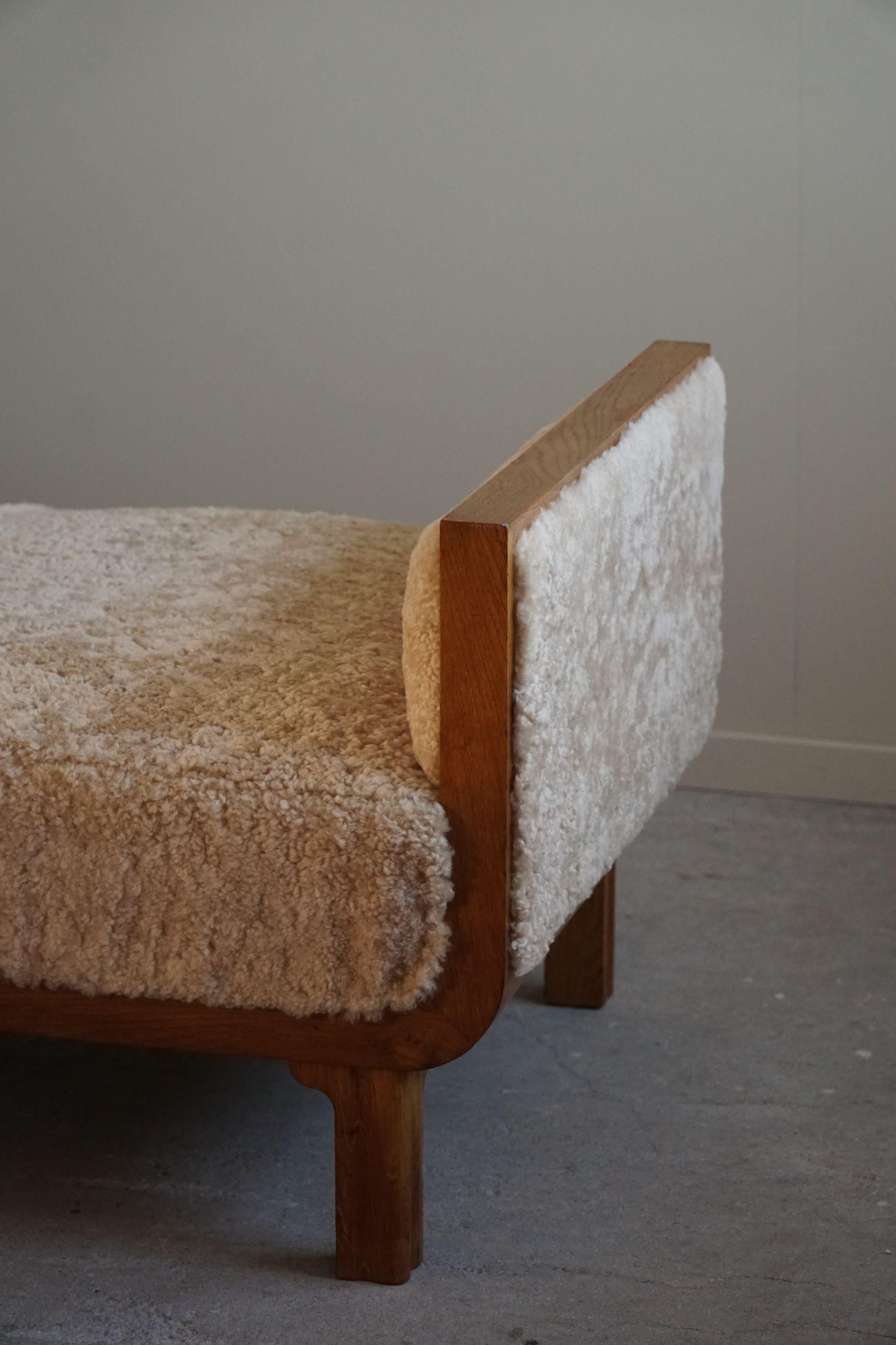 Art Deco Oak Daybed Reupholstered in Lambswool, By a Danish Cabinetmaker, 1940s For Sale 11