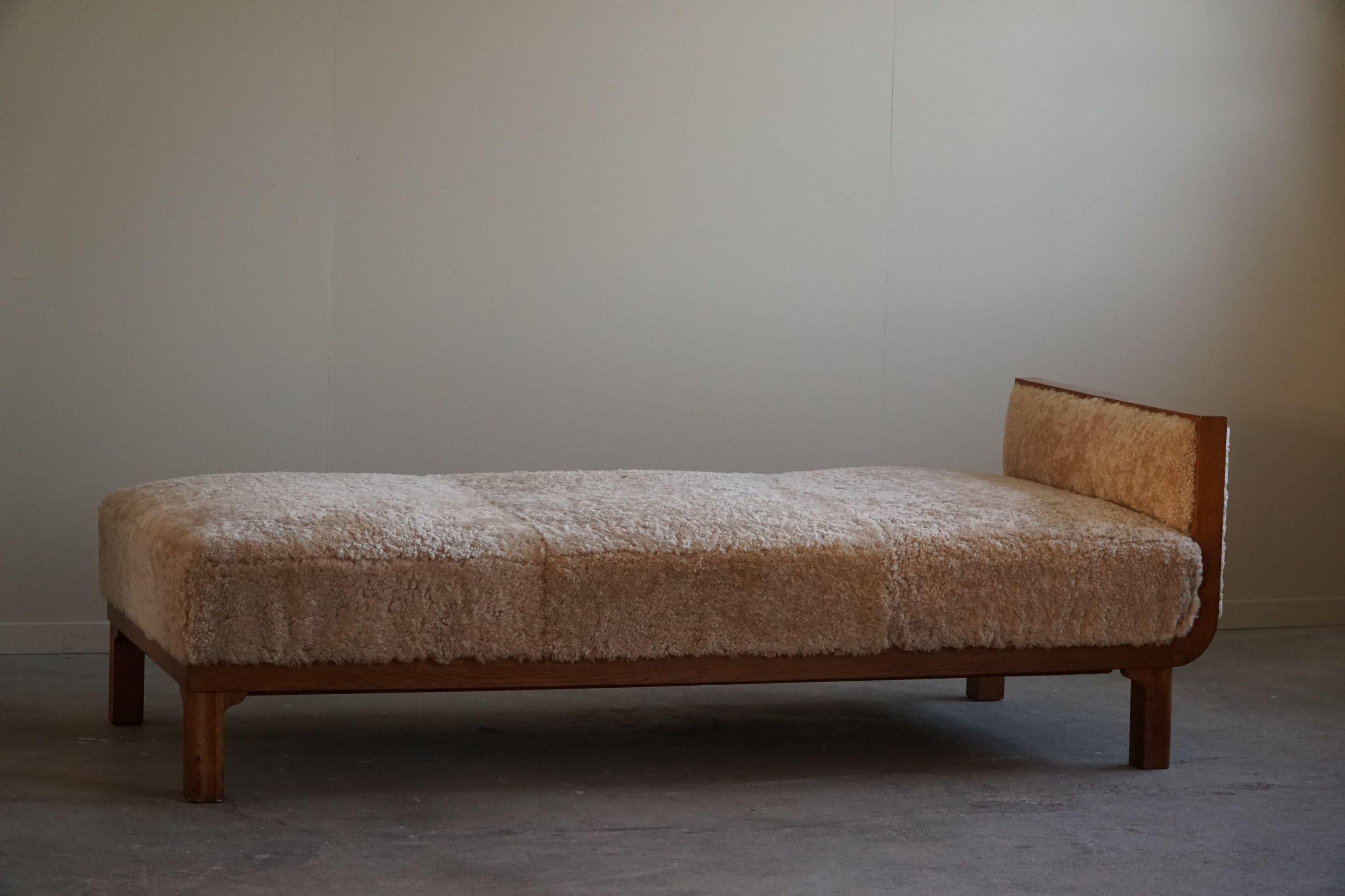 Art Deco Oak Daybed Reupholstered in Lambswool, By a Danish Cabinetmaker, 1940s For Sale 12