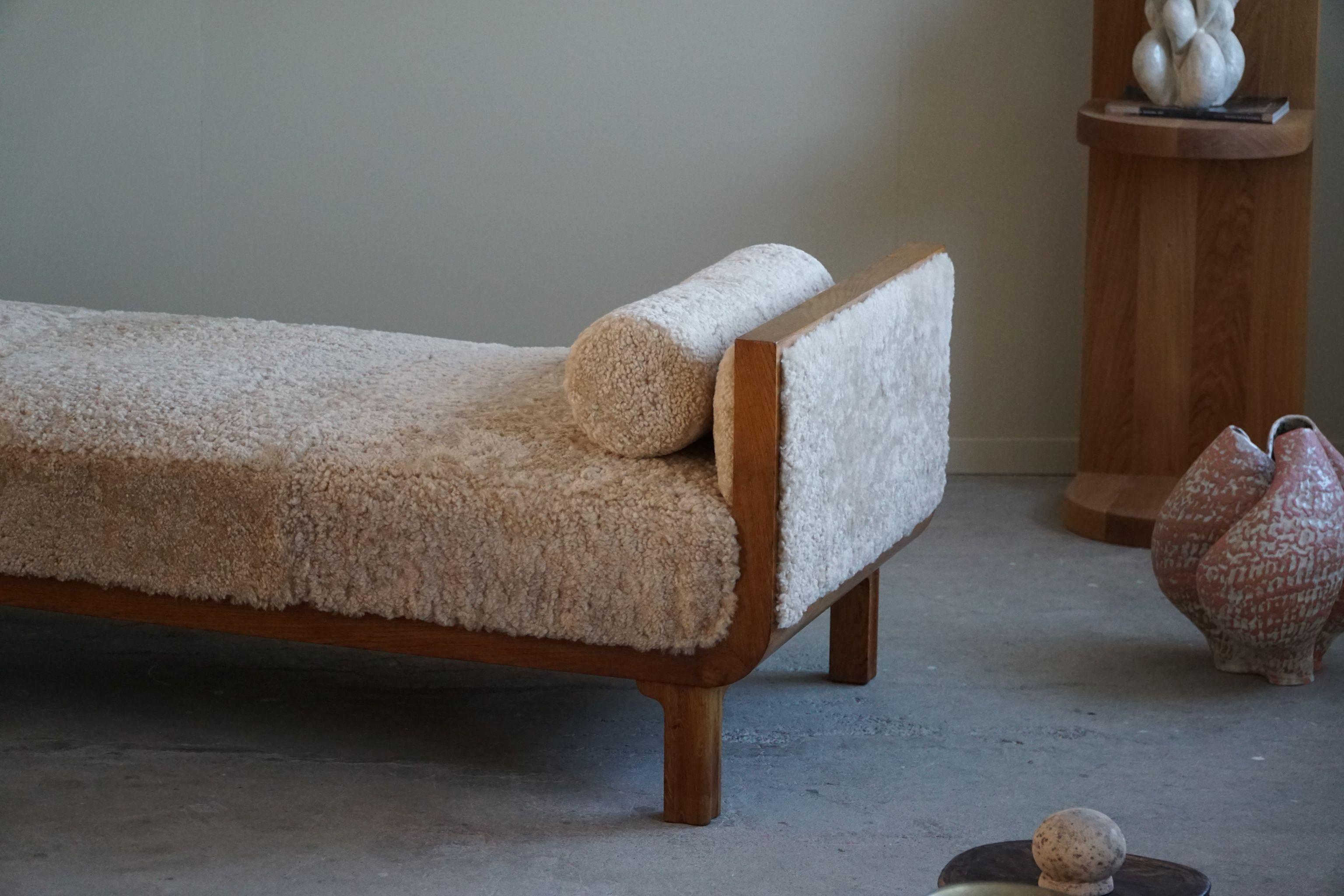 Hand-Crafted Art Deco Oak Daybed Reupholstered in Lambswool, By a Danish Cabinetmaker, 1940s For Sale
