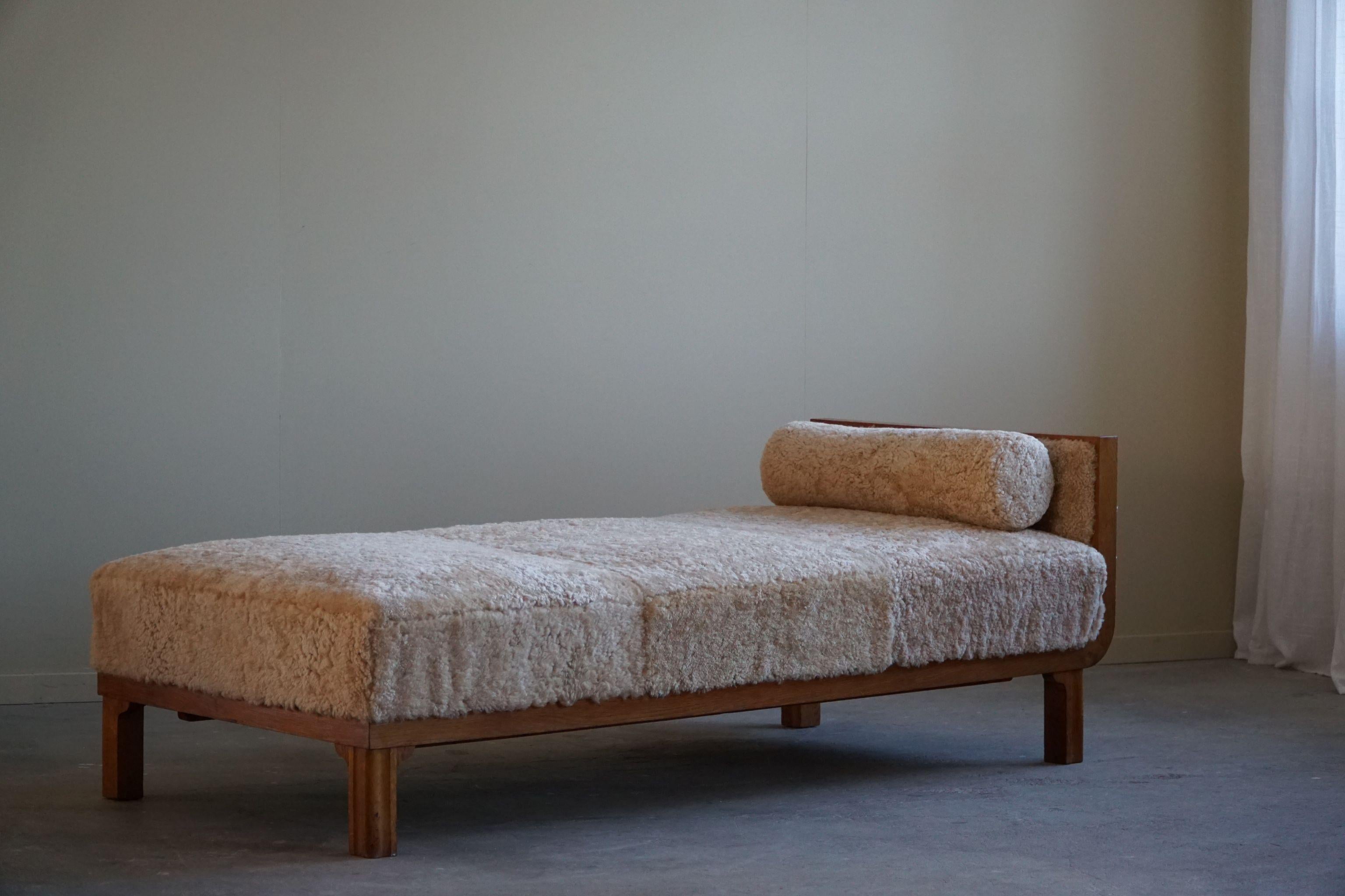 Art Deco Oak Daybed Reupholstered in Lambswool, By a Danish Cabinetmaker, 1940s For Sale 2