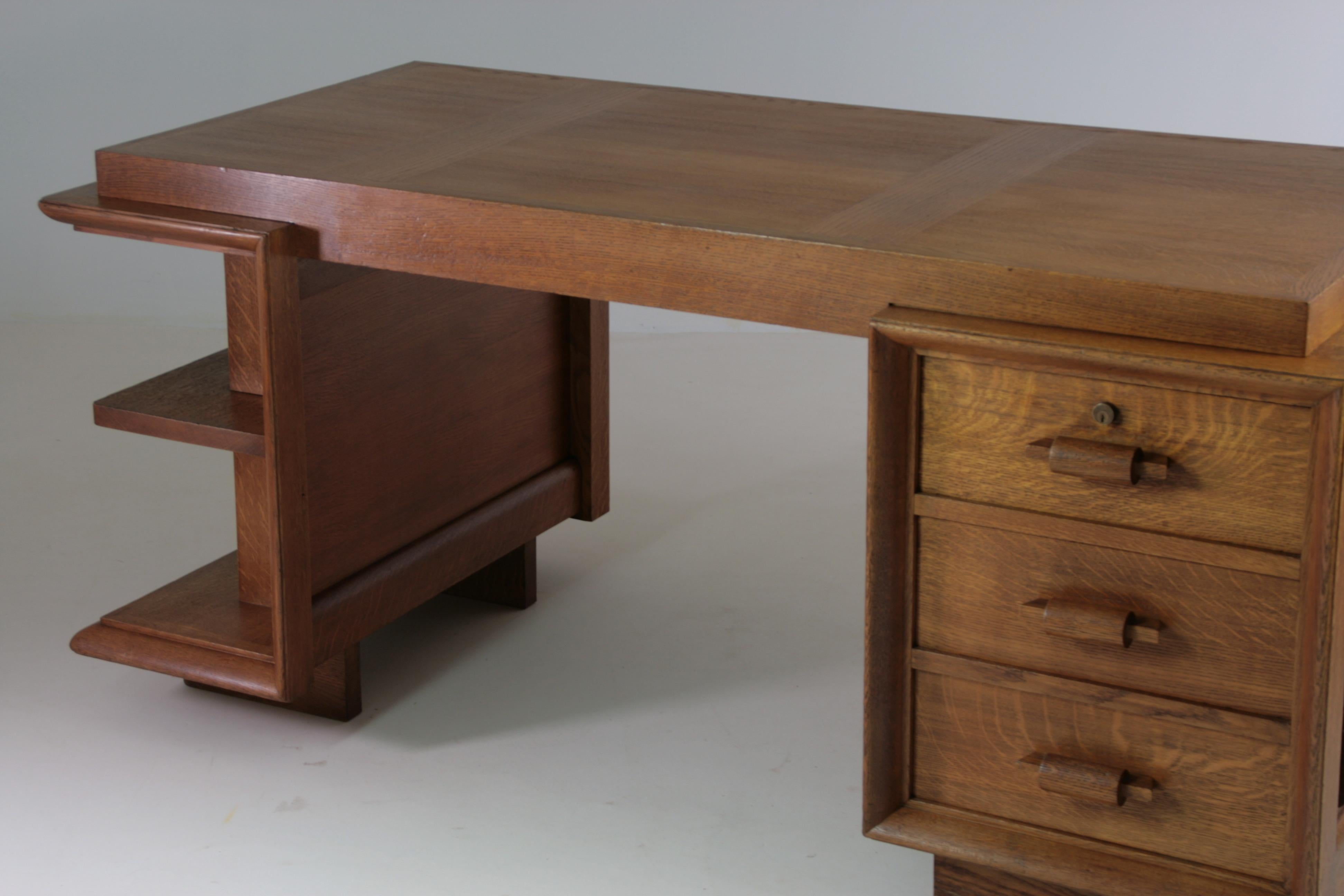 Art Deco Schreibtisch aus Eiche von Charles Dudouyt, Frankreich 1940er Jahre im Zustand „Gut“ im Angebot in GRENOBLE, FR