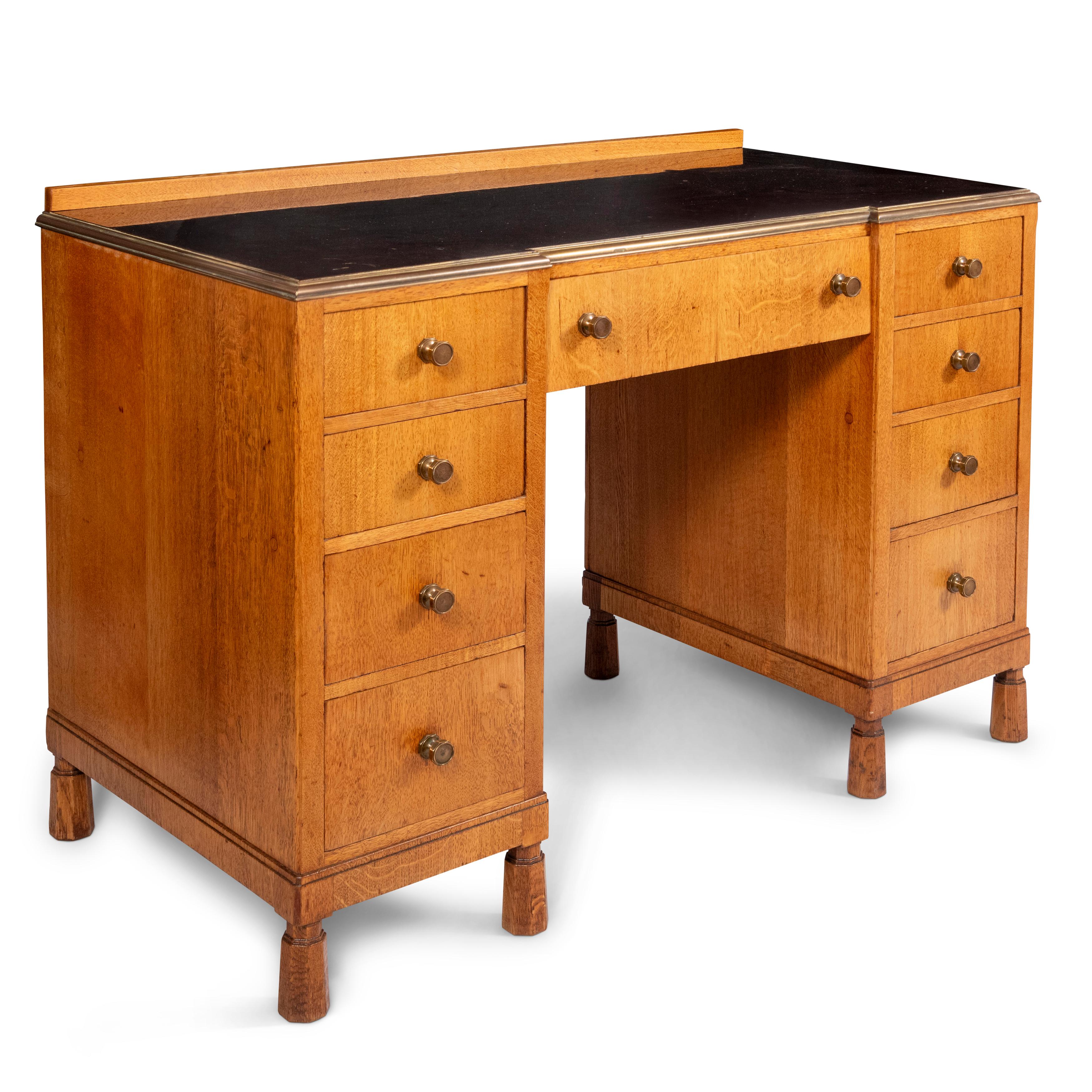 Art Deco Eichenschreibtisch von Morris of Glasgow, Schottland um 1920

Eiche mit Messingbeschlägen und honigfarben lackierter Platte

Umgekehrte Bremsfrontform, 9 Schubladen mit gedrechselten Metallgriffen in Champagnerfarbe.

Morris and Co wurde