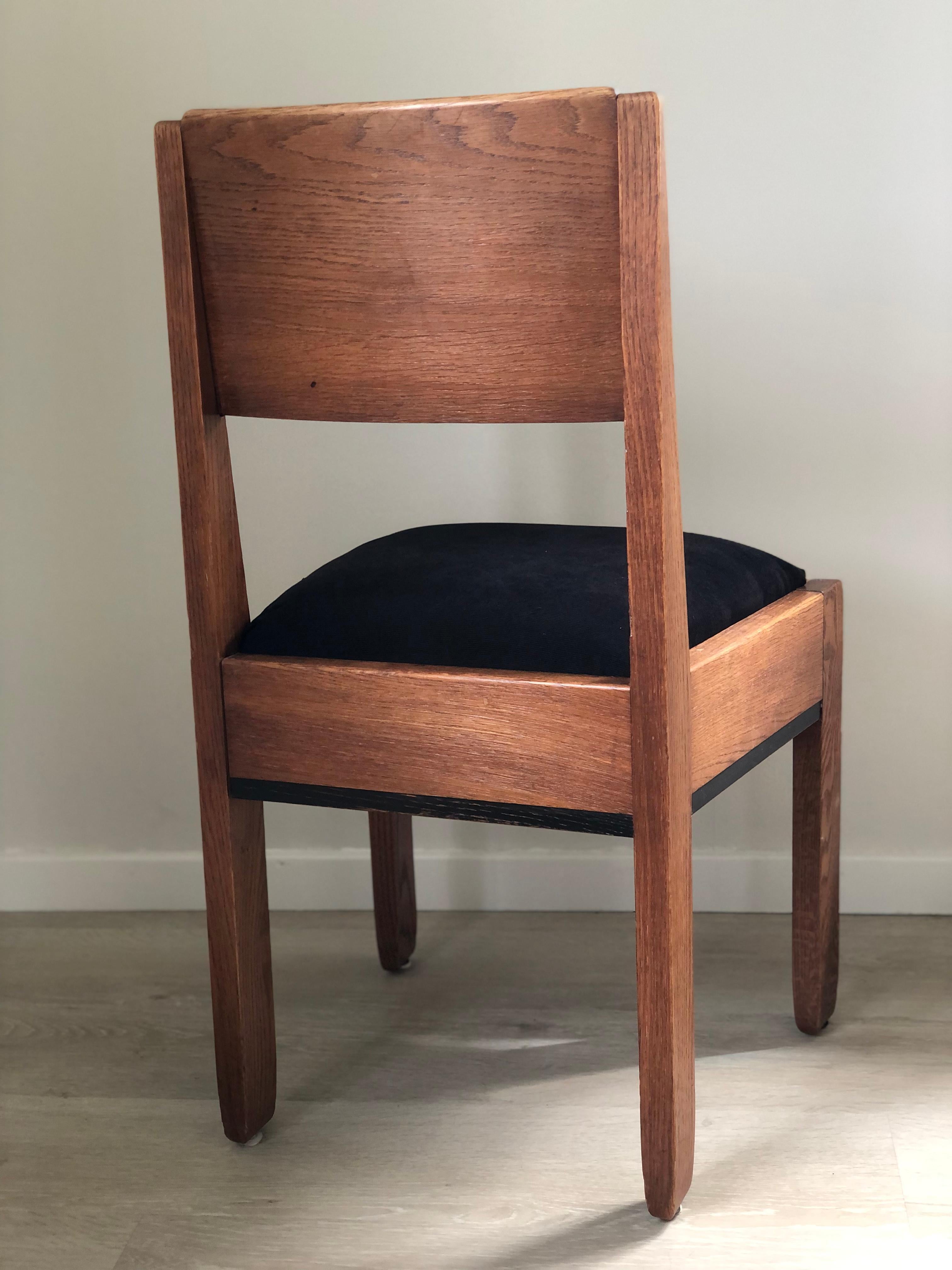 Cette chaise de salle à manger Art déco aux formes magnifiques, conçue par J.A. Muntendam pour I.V.I.I. Oosterbeek dans les années 1920, est un exemple raffiné de l'artisanat néerlandais. Fabriquée en chêne massif, la chaise a été polie pour