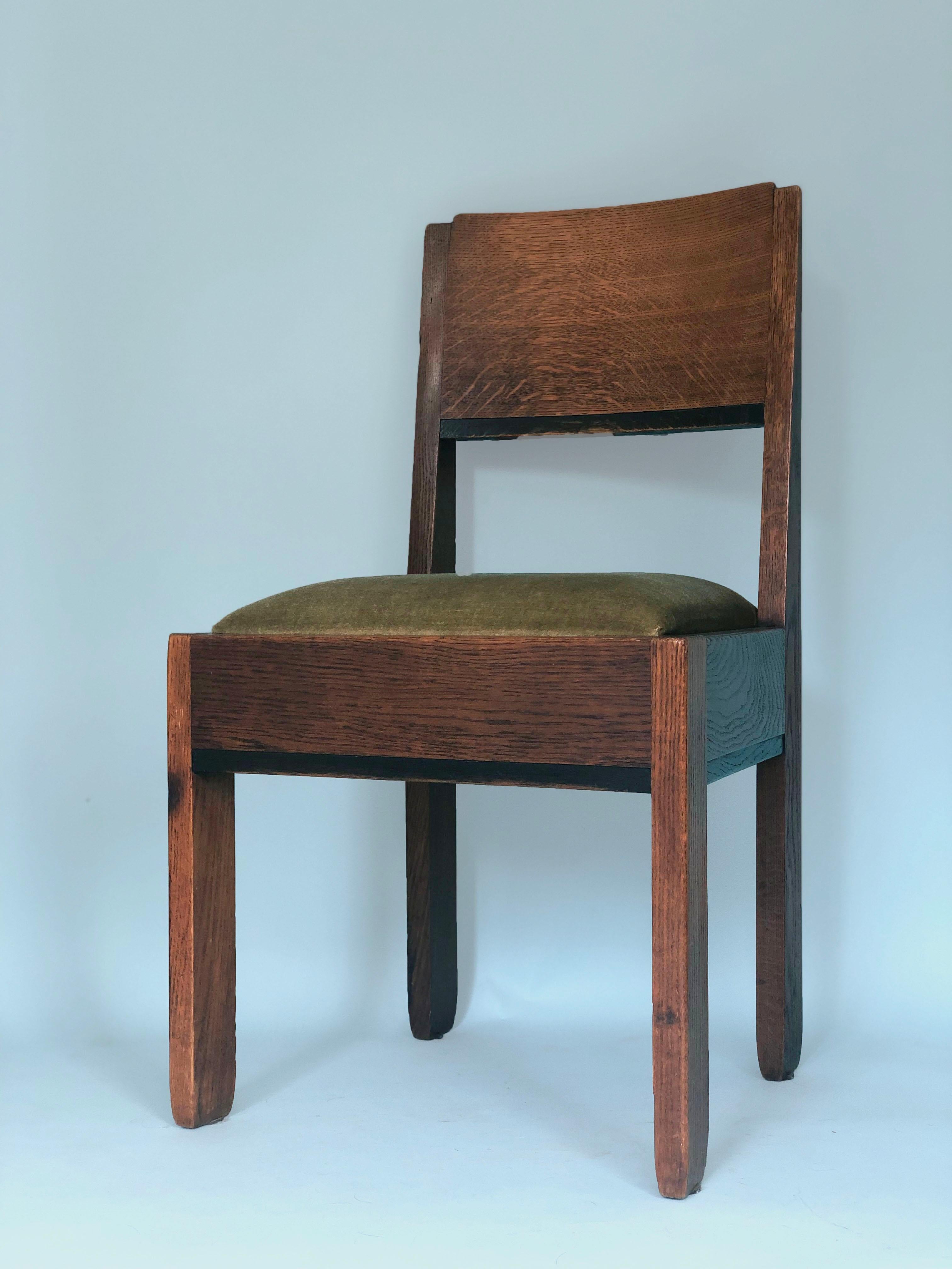 A Beautiful shaped design piece. Oak Art Deco dining chair by J.A. Muntendam for L.O.V. Oosterbeek from the 1920s. The solid chairs are polished, marked and the seat is renieuwd and reupholstered in a green rib fabric.

N.V. Labor Omnia Vincit