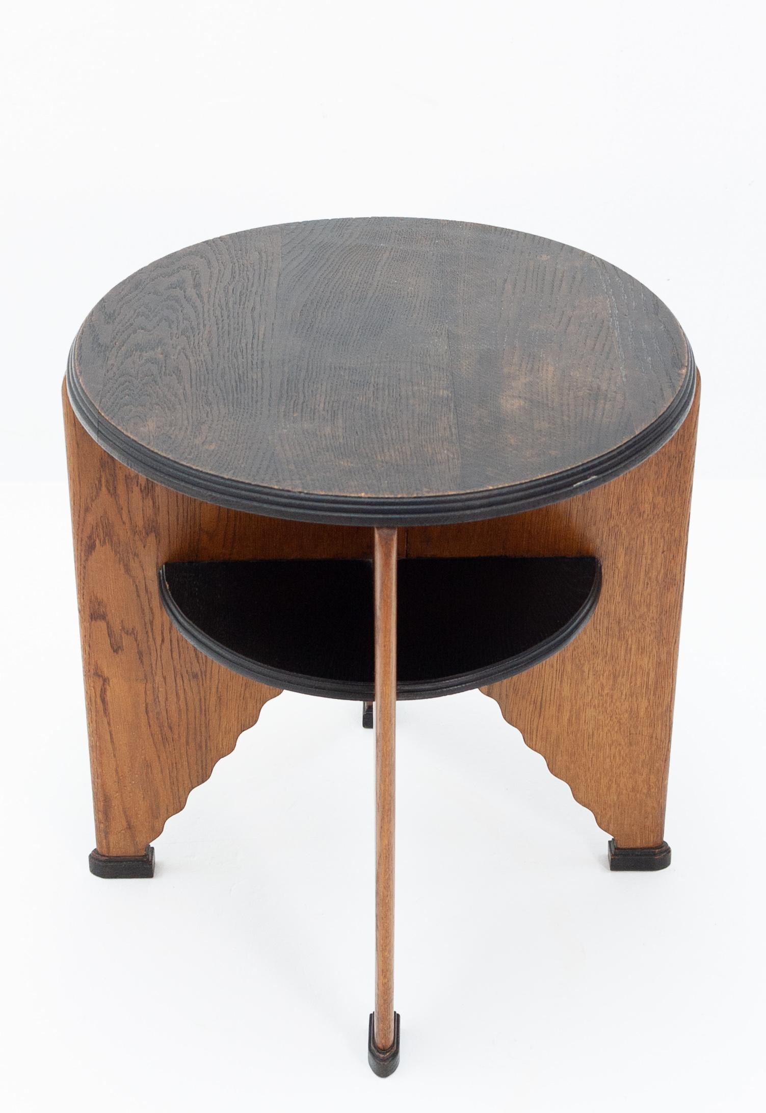 Solid oakwood. Amsterdam School. Side table. Very nice design. Ebonized black top and feet.
Very good condition. 1925.