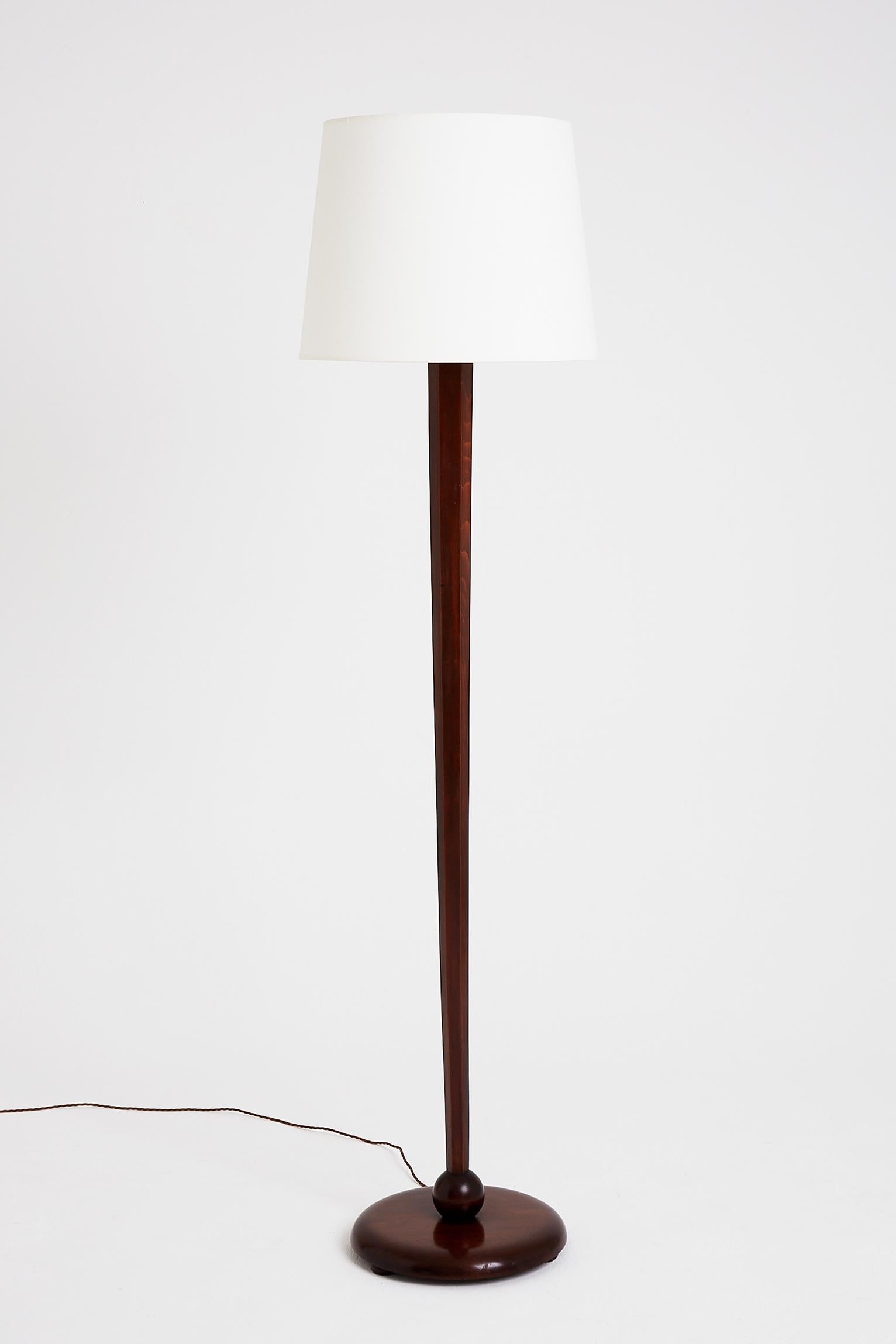 An Art Deco stained oak tall floor lamp.
France, circa 1930.
With the shade: 194 cm tall by 50 cm diameter.
Lamp only: 165 cm tall by 38 cm diameter.
