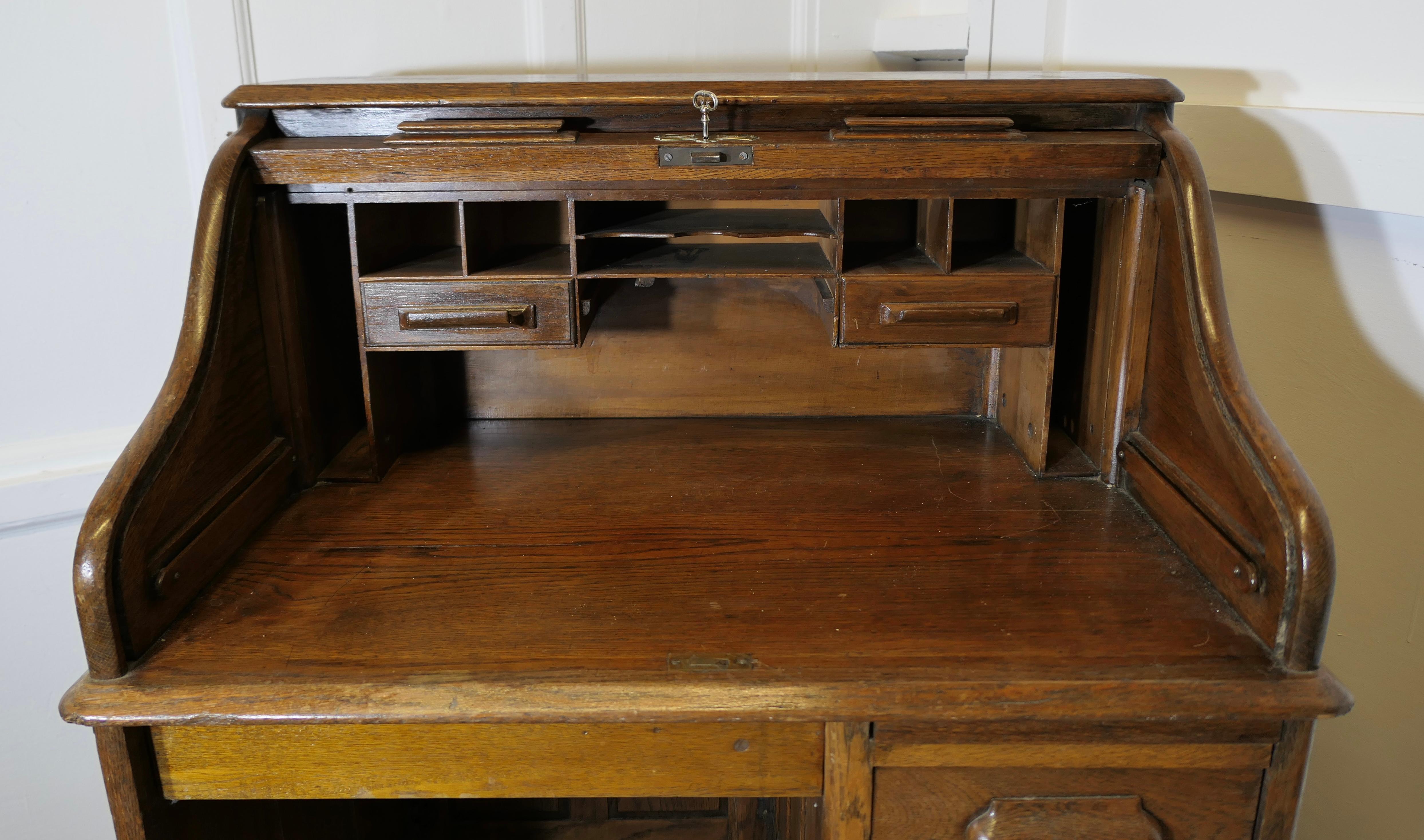 Art Deco Oak Roll Top Desk Restaurant Greeter In Good Condition For Sale In Godshill, Isle of Wight