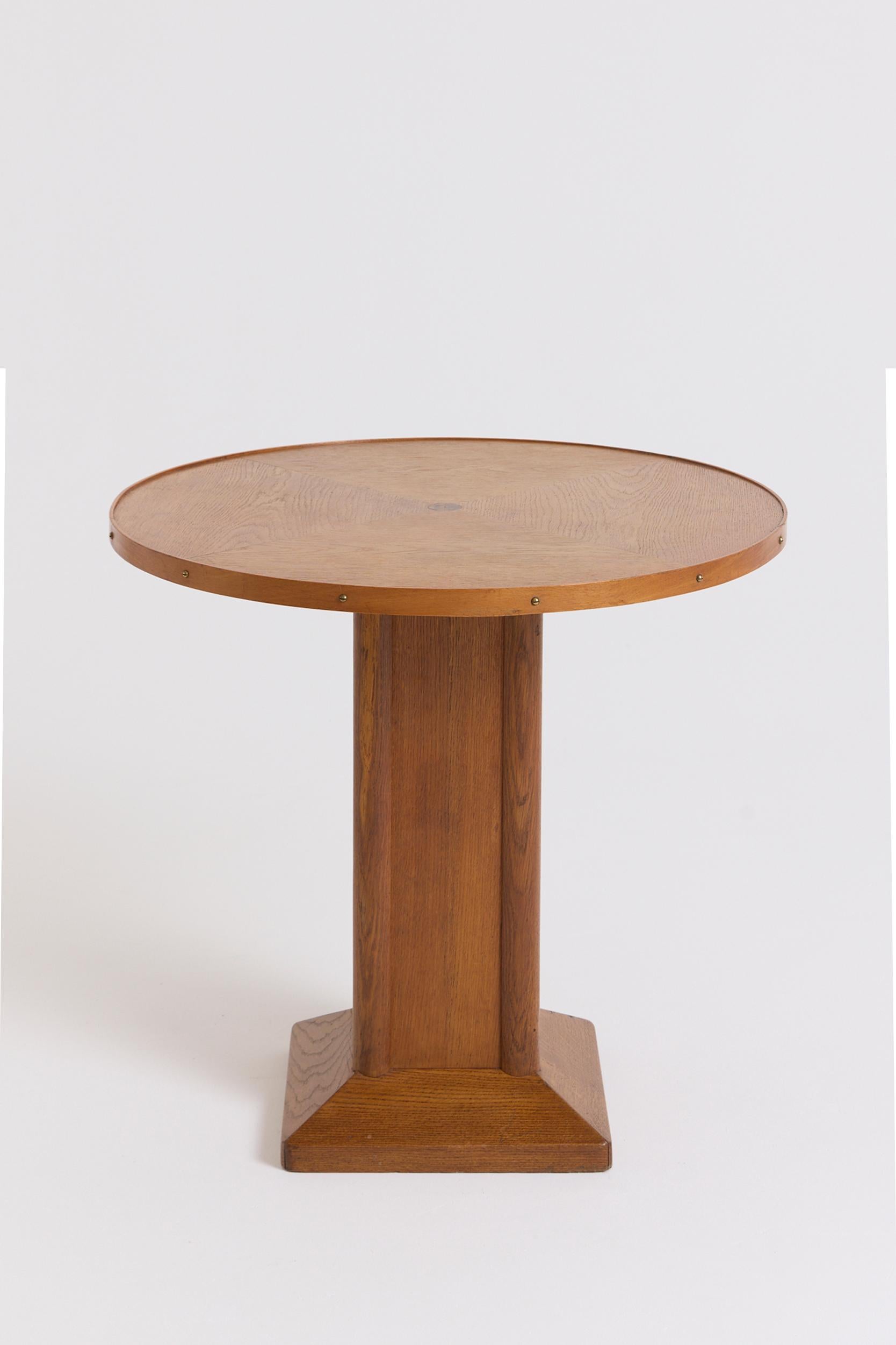 Una mesa auxiliar Art Decó de roble
Francia, años 30
