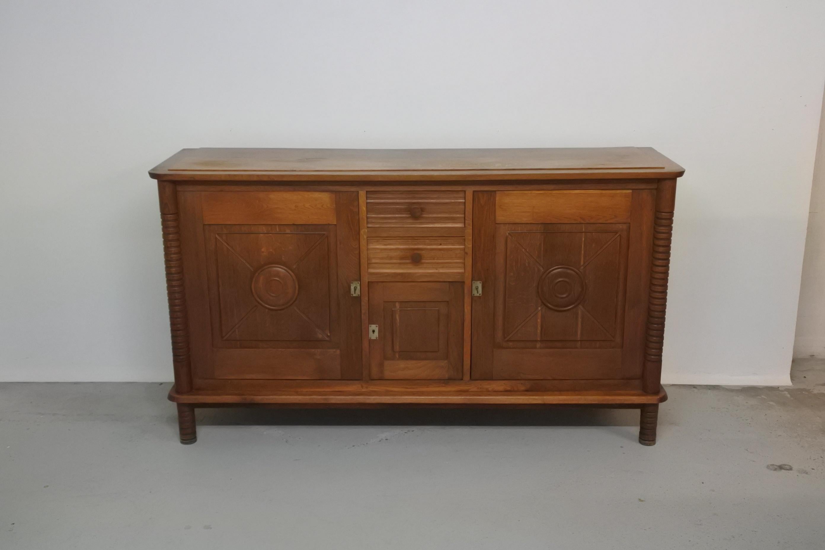 Art Deco sideboard in solid oak by Charles Dudouyt.
Made in France in the 1930s.
Beautiful details and fantastic patina.