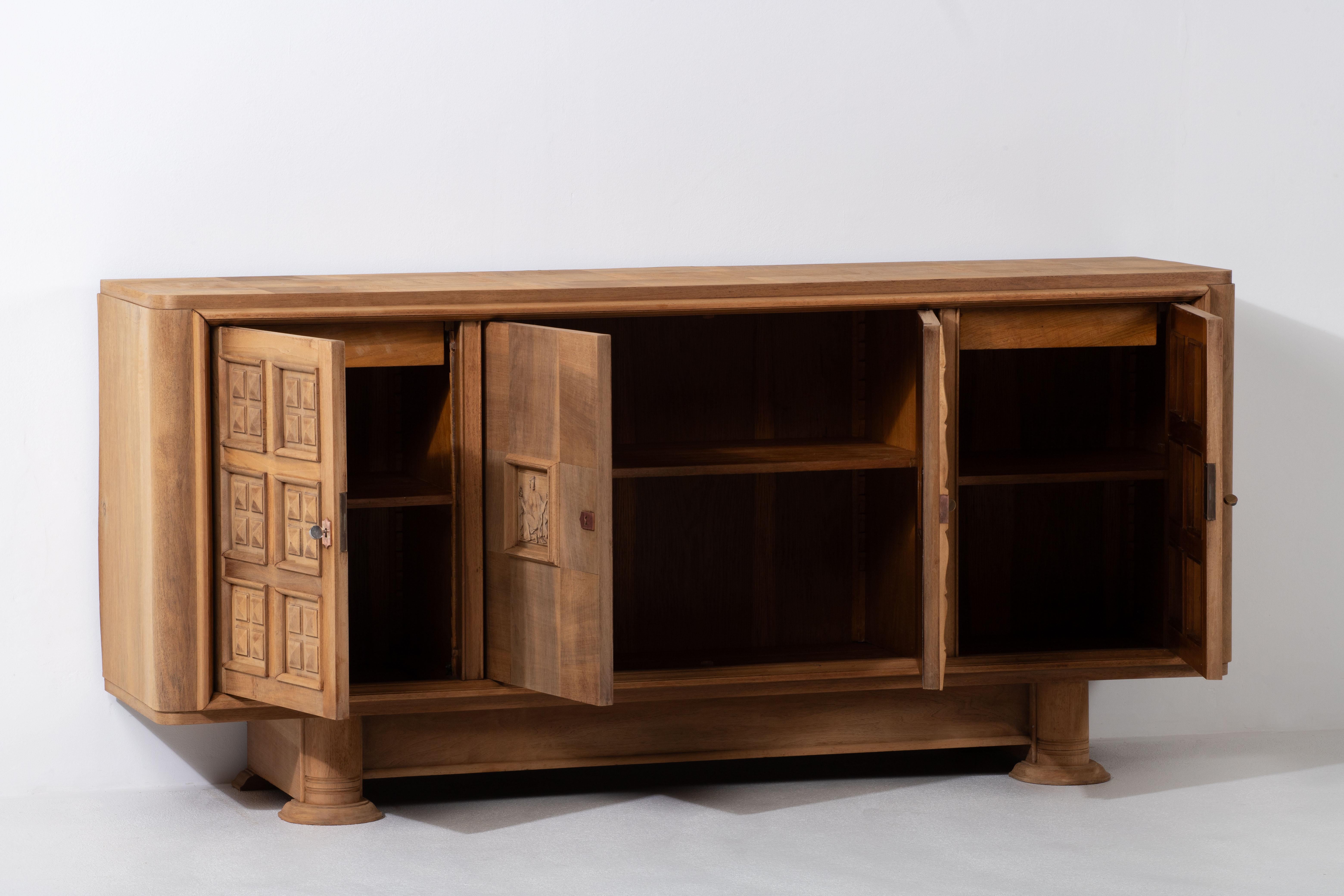 Art Deco Oak Sideboard with Handcarved Doors, France, 1940s In Good Condition For Sale In Kaštel Sućurac, Splitsko-dalmatinska županija