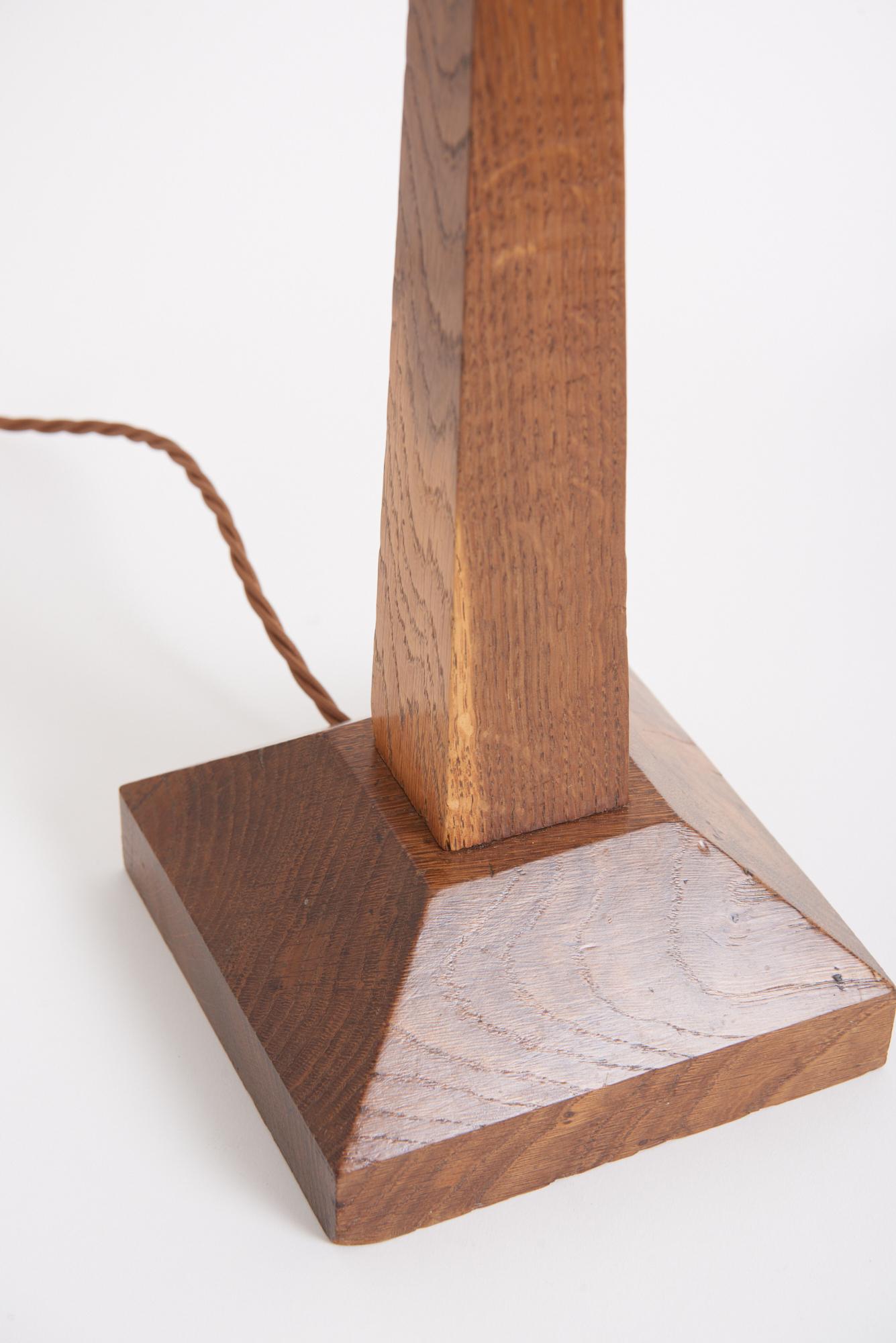 Art Deco Eiche Tischlampe (Französisch) im Angebot