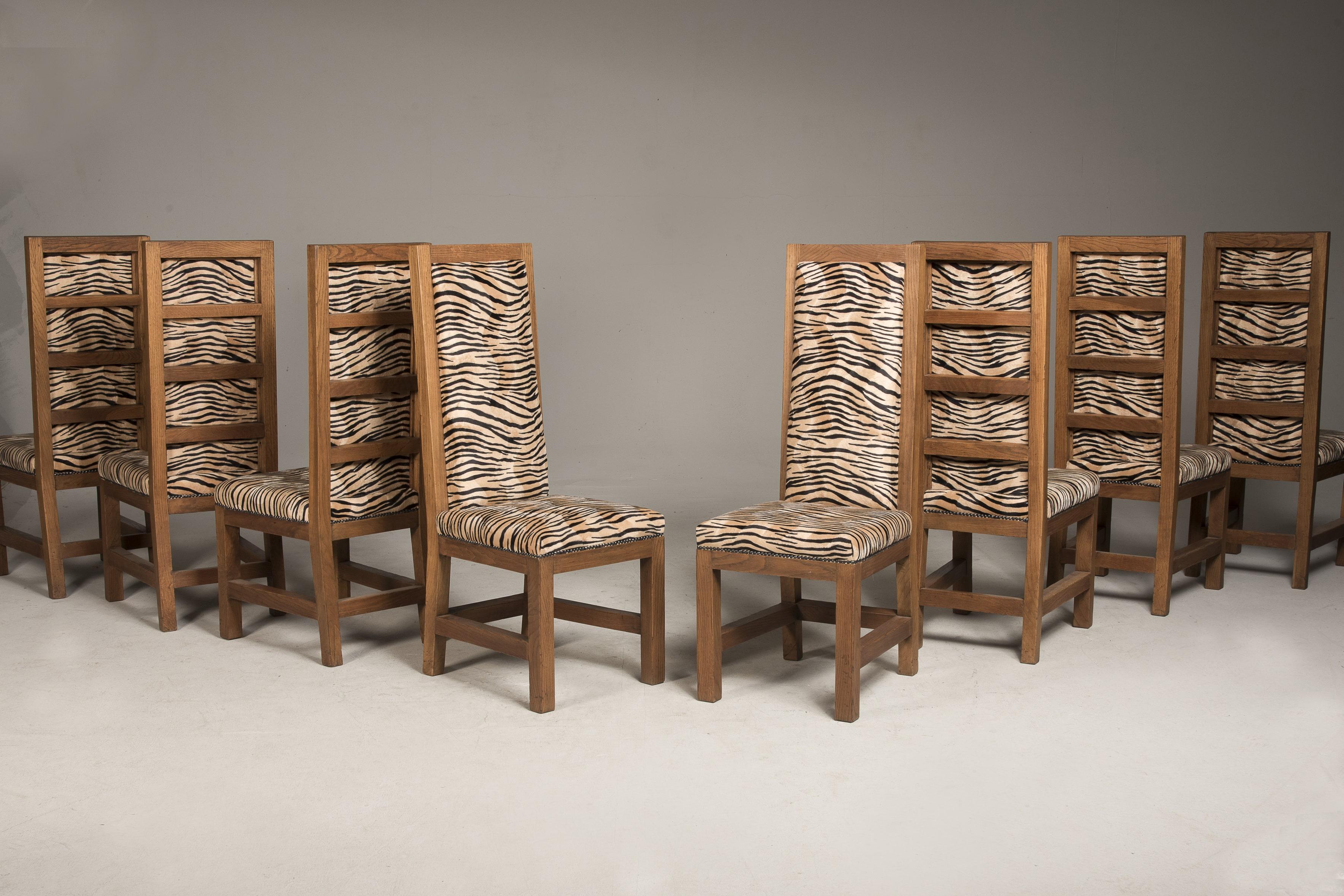 20ième siècle Art Deco Oak Velvet Tiger Upholstery Dining Chairs Set of Eight en vente