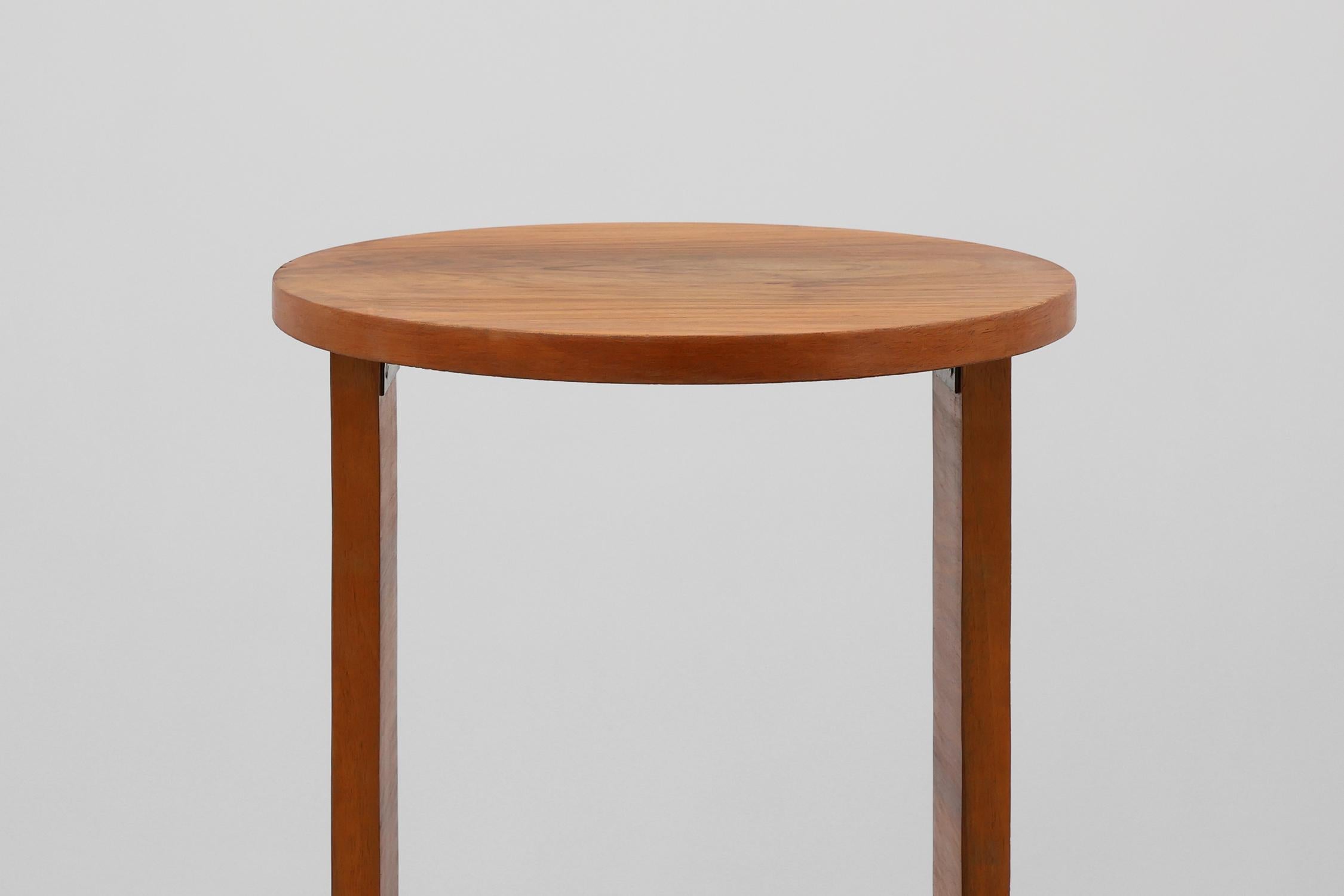 France / 1920 / table d'appoint / chêne / Art Déco

Une petite table d'appoint en chêne massif au design très particulier. Conçue dans les années 1920 en France dans le style Art déco. Cette table a un plateau rond et une base composée d'un pied