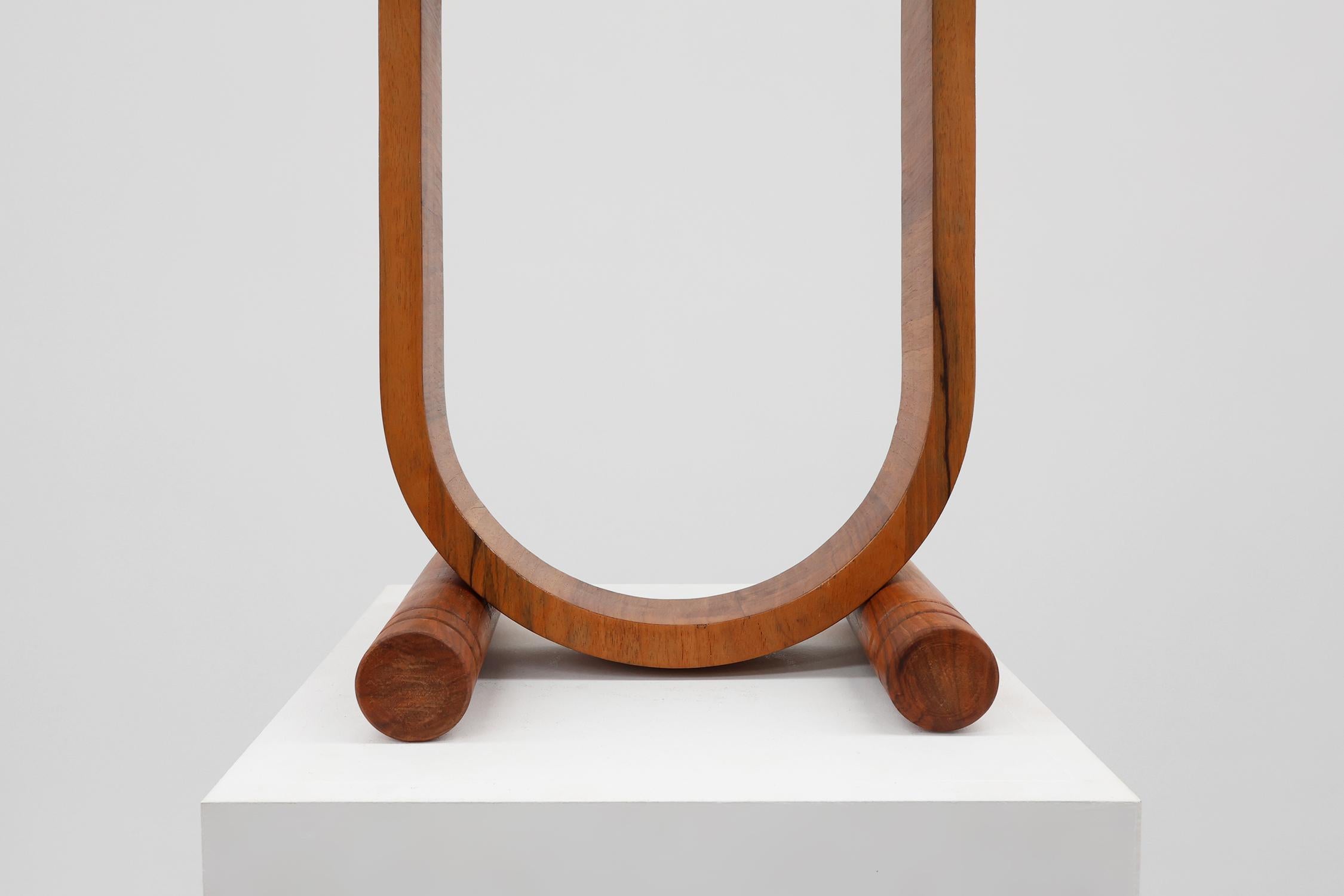 Français Table d'appoint ronde en bois de chêne Art déco avec pied plié, France années 1920 en vente