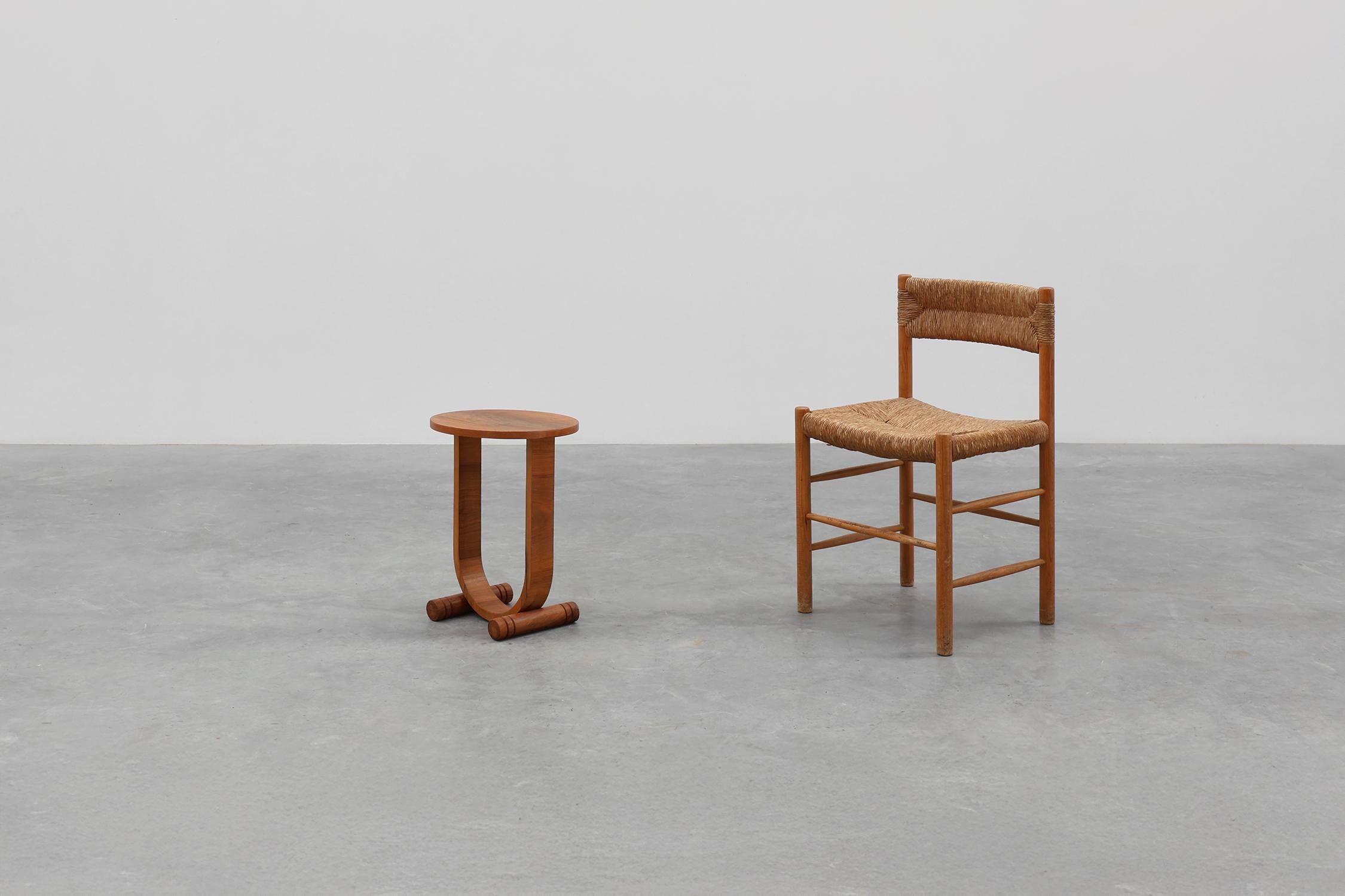 Table d'appoint ronde en bois de chêne Art déco avec pied pli�é, France années 1920 Bon état - En vente à Meulebeke, BE