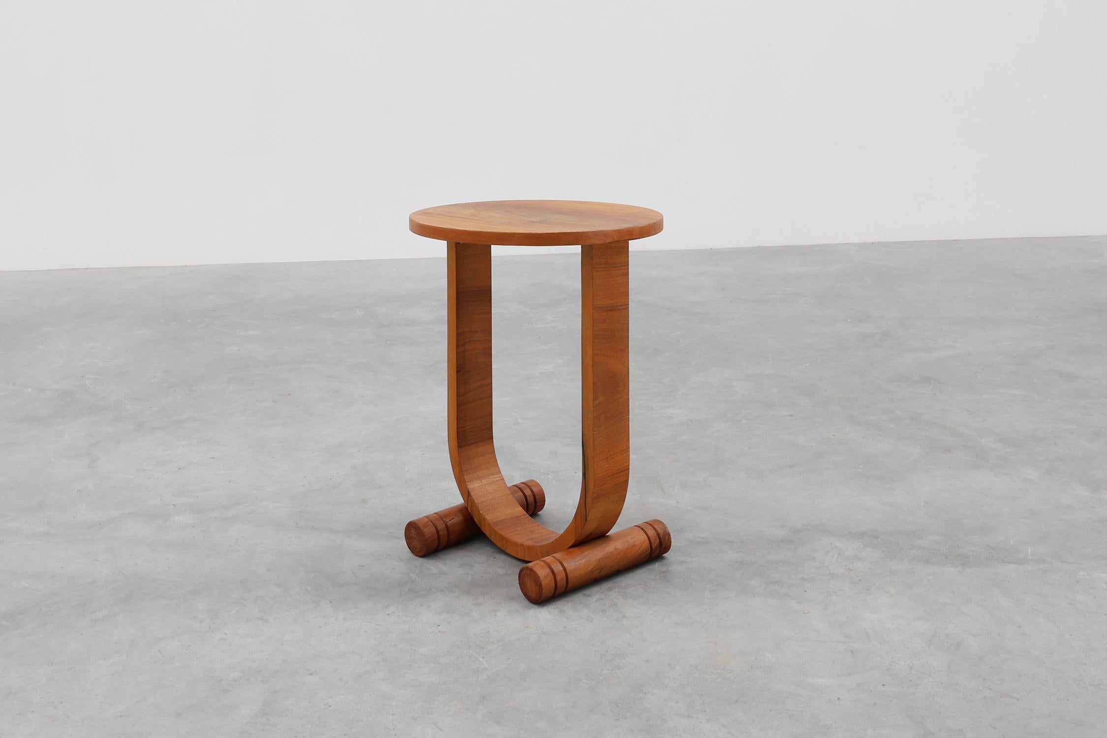 Début du 20ème siècle Table d'appoint ronde en bois de chêne Art déco avec pied plié, France années 1920 en vente