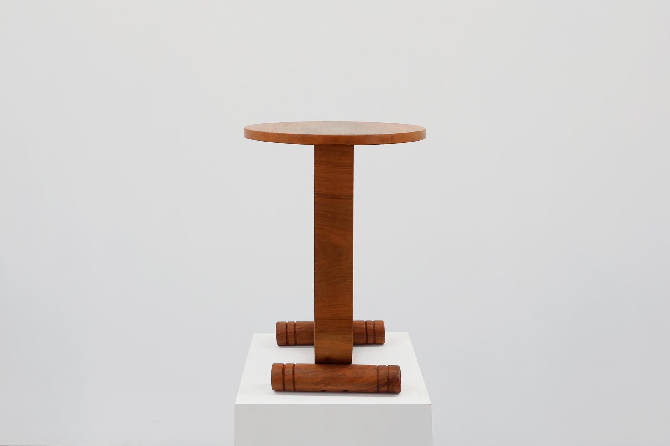 Table d'appoint ronde en bois de chêne Art déco avec pied plié, France années 1920 en vente 2