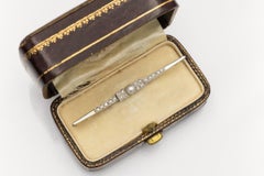 Art Deco oblong gold brooch with diamonds and pearl, first half of the 20th cent