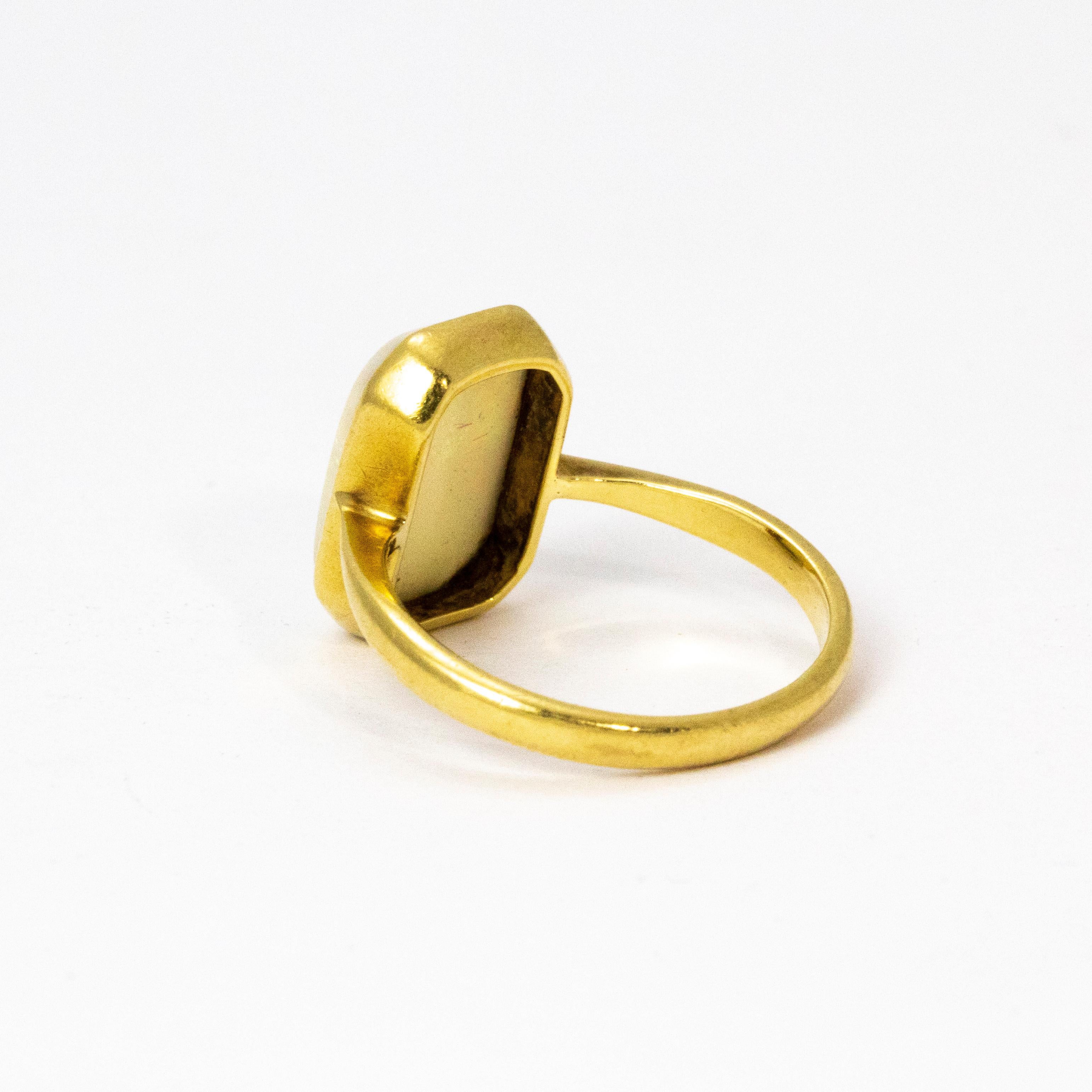 Art Deco Oblong Opal 18 Karat Yellow Gold Ring (Art déco)