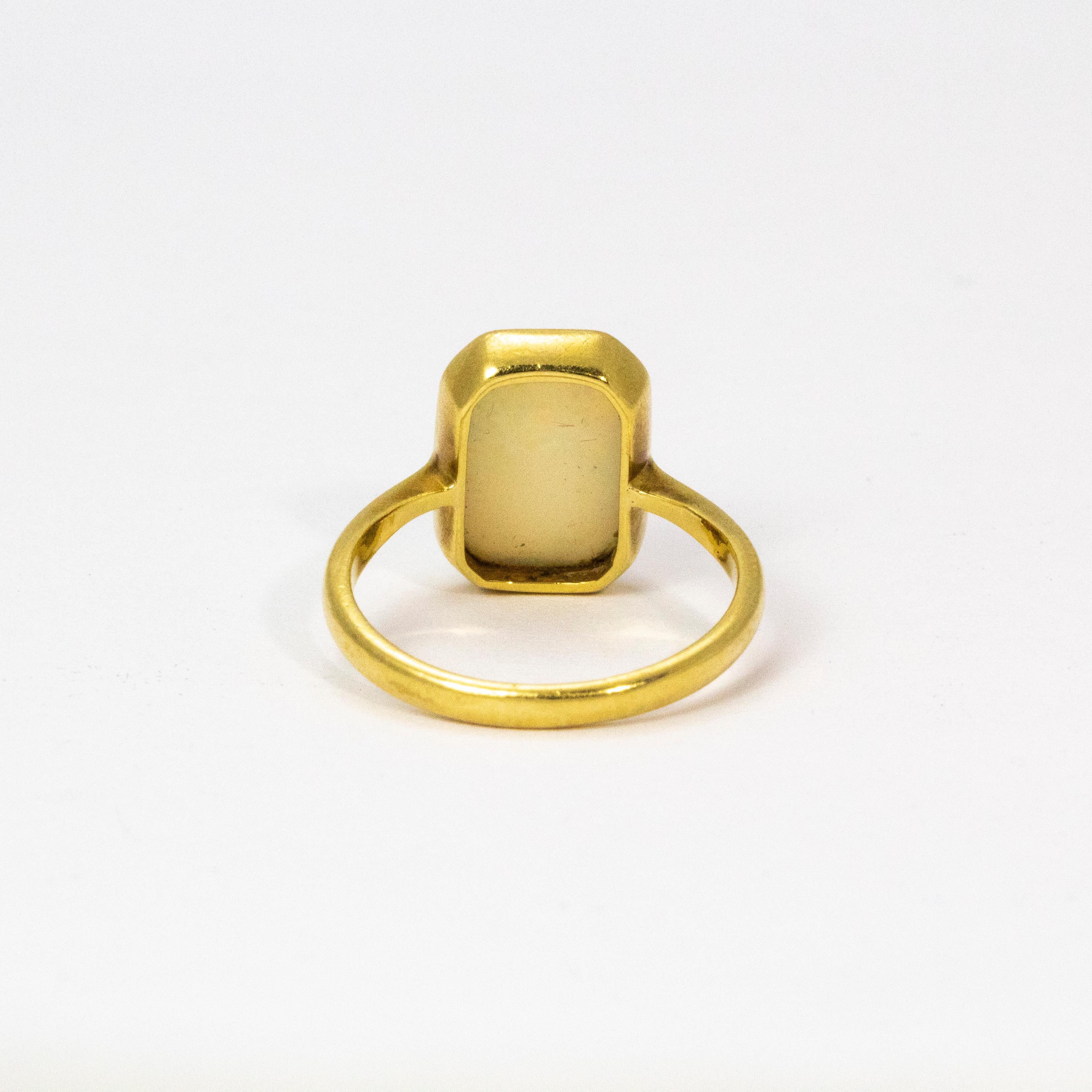 Art Deco Oblong Opal 18 Karat Yellow Gold Ring im Zustand „Hervorragend“ in Chipping Campden, GB