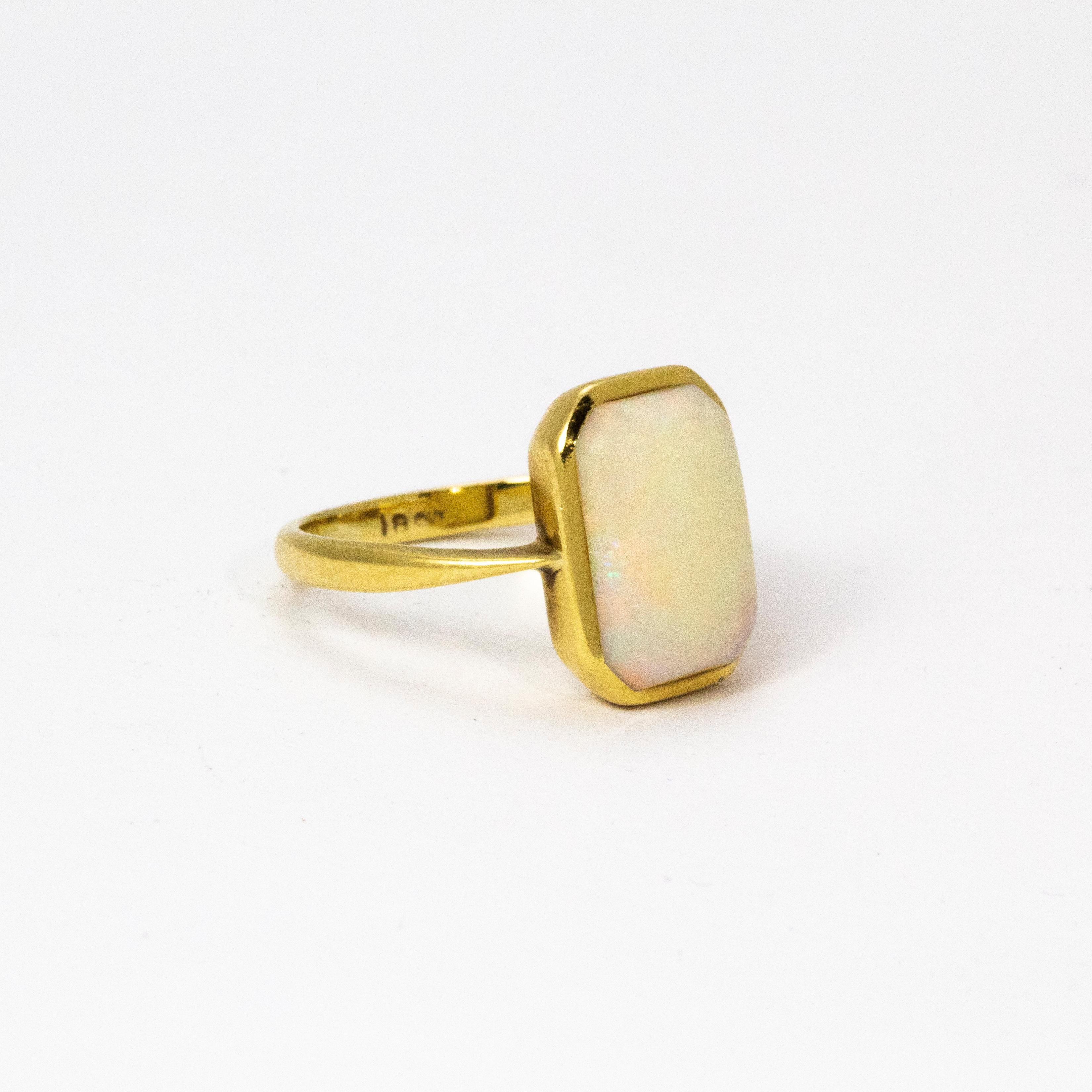 Art Deco Oblong Opal 18 Karat Yellow Gold Ring für Damen oder Herren