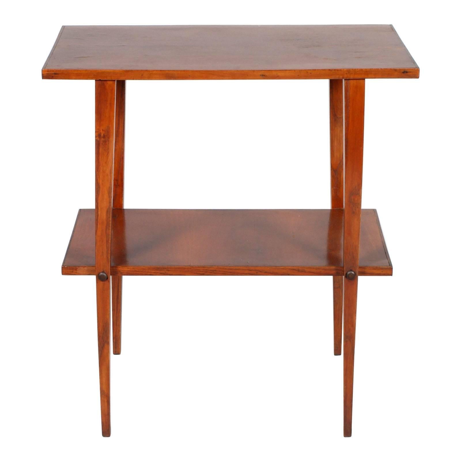 Art déco Table d'appoint ou console Art Déco à deux plateaux en noyer poli à la cire en vente