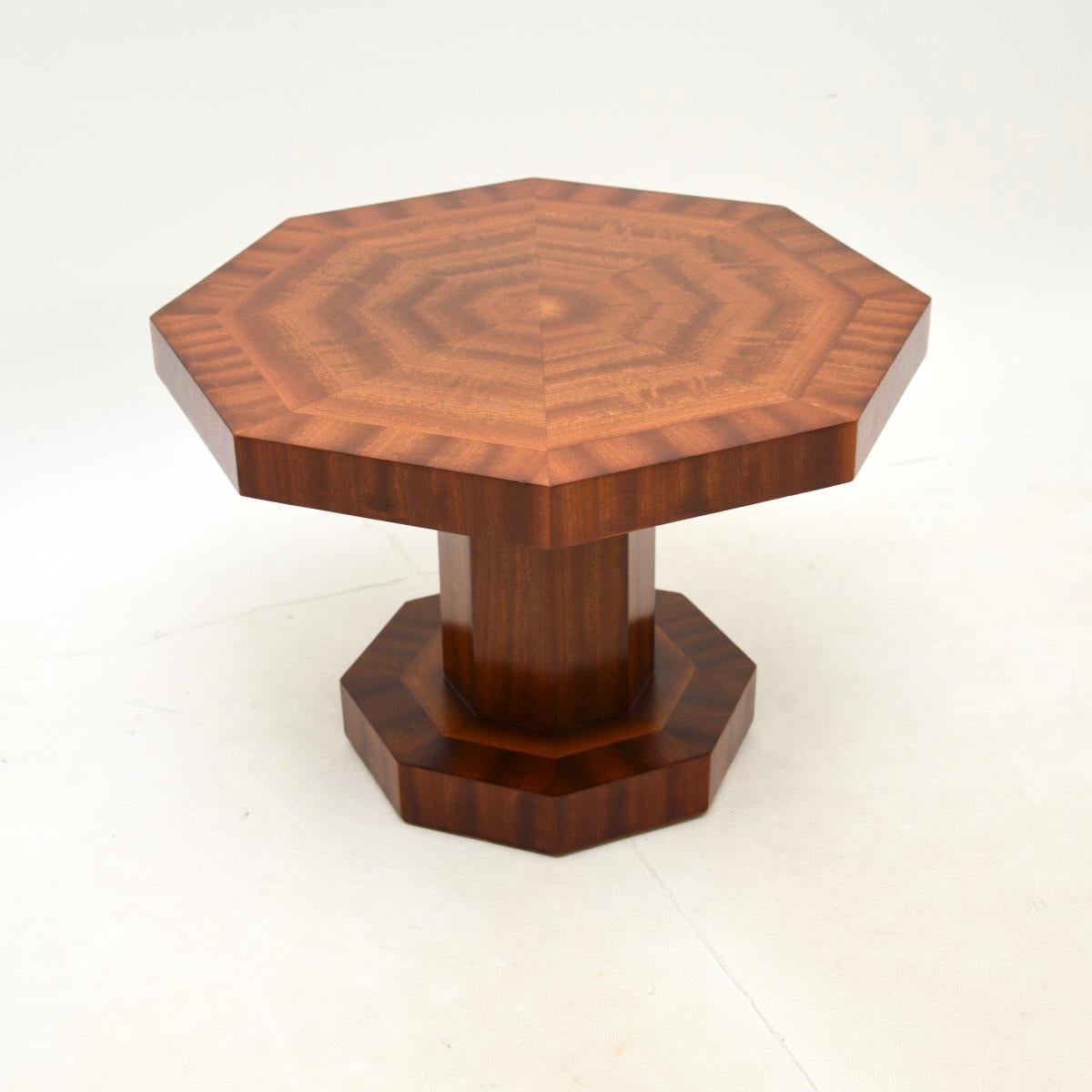 Une table d'appoint / table basse Art Déco originale, élégante et très bien réalisée. Il a été fabriqué en Angleterre, il date des années 1920-30.

D'une qualité exceptionnelle, il présente un magnifique plateau octogonal segmenté, avec un motif en