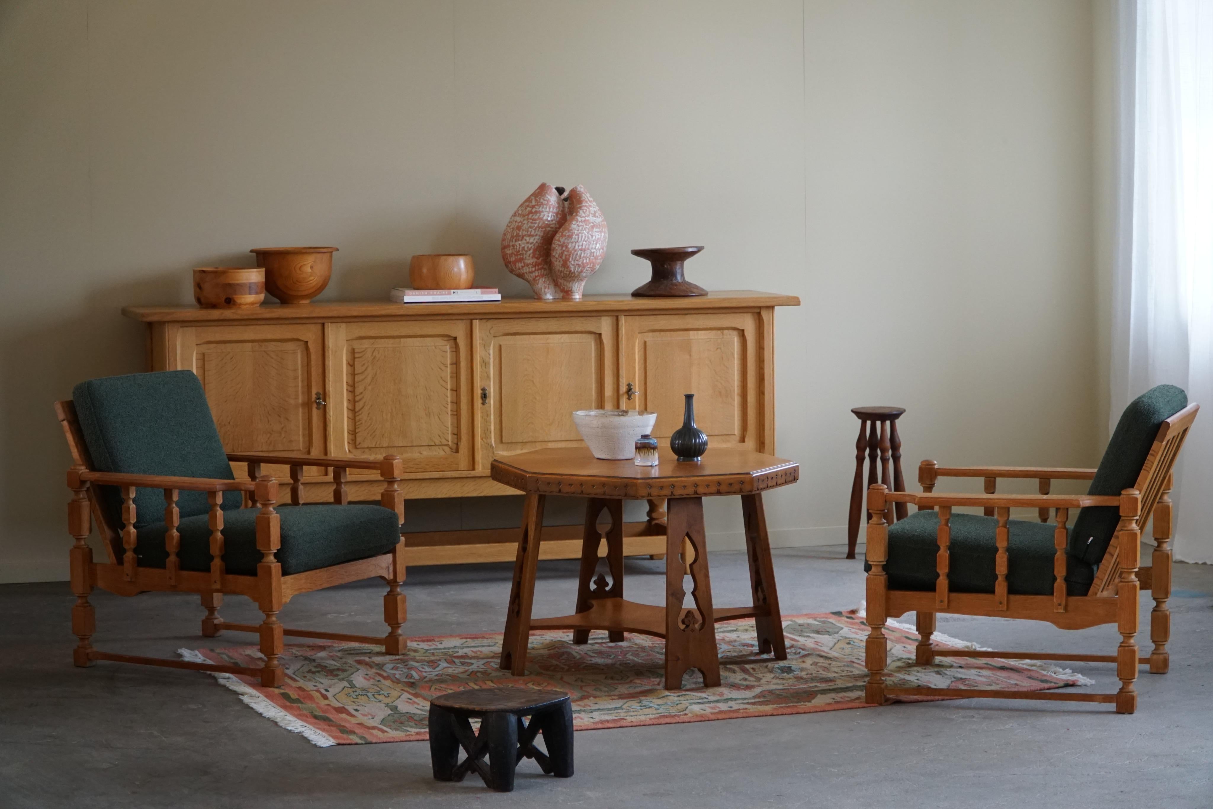 Dieser exquisite achteckige Art-Déco-Sofa-Beistelltisch ist ein beeindruckendes Zeugnis der Handwerkskunst eines dänischen Tischlers in der glamourösen Ära der 1930er Jahre. Dieses aus Eichenholz gefertigte Möbelstück vereint Form und Funktion und