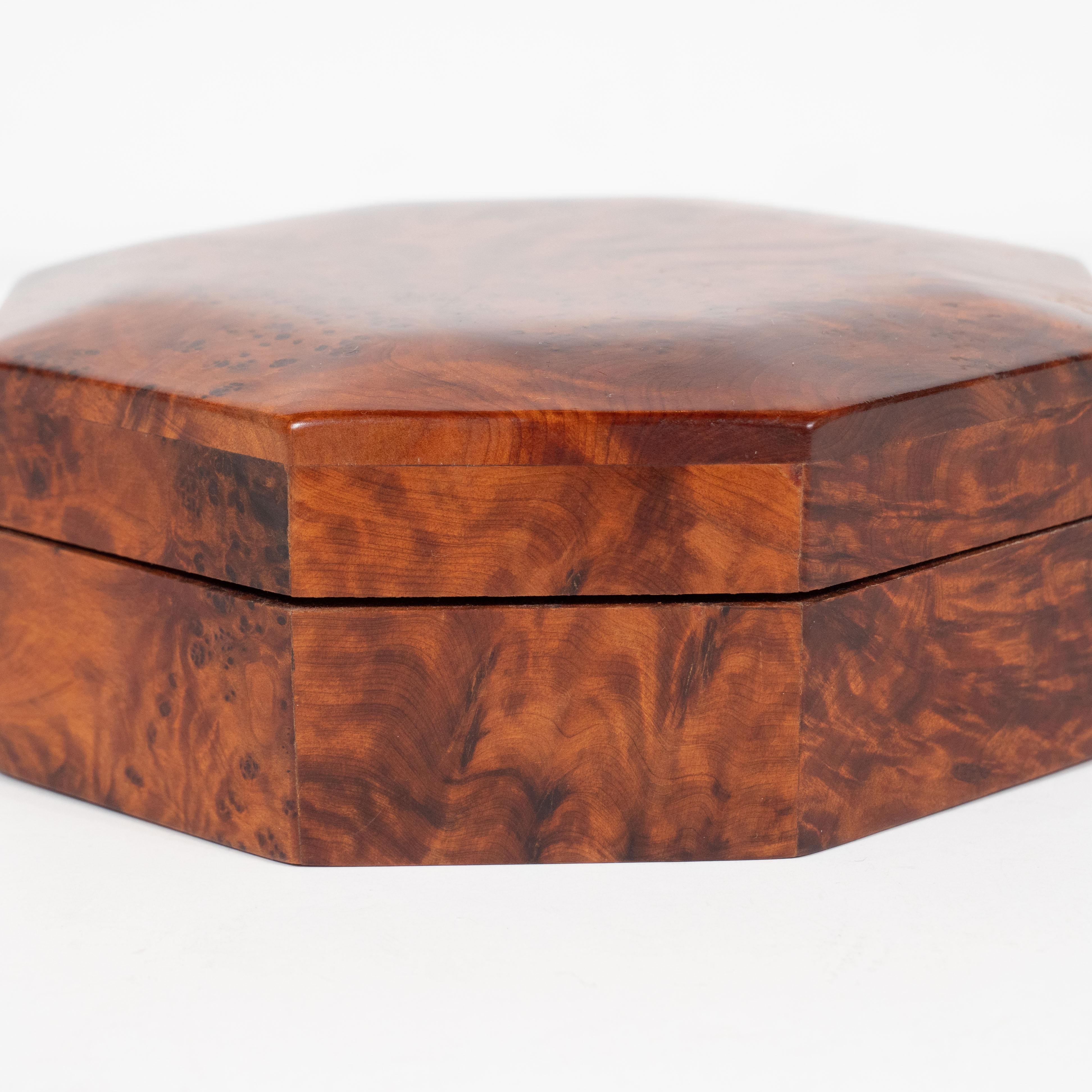 This elegant Art Deco box was realized in the United States, circa 1930. It features an octagonal form in beautiful burled carpathian elm that showcases the naturally exquisite grain of the wood. Organic, refined and quintessentially Art Deco in its