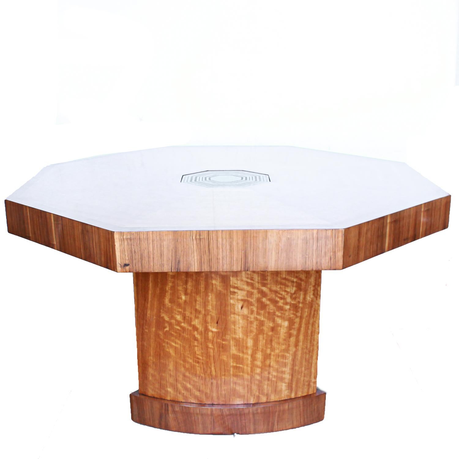 Art Deco Octagonal Centre/Dining Table Walnut and Satinwood Veneer, circa 1930 In Good Condition In Forest Row, East Sussex