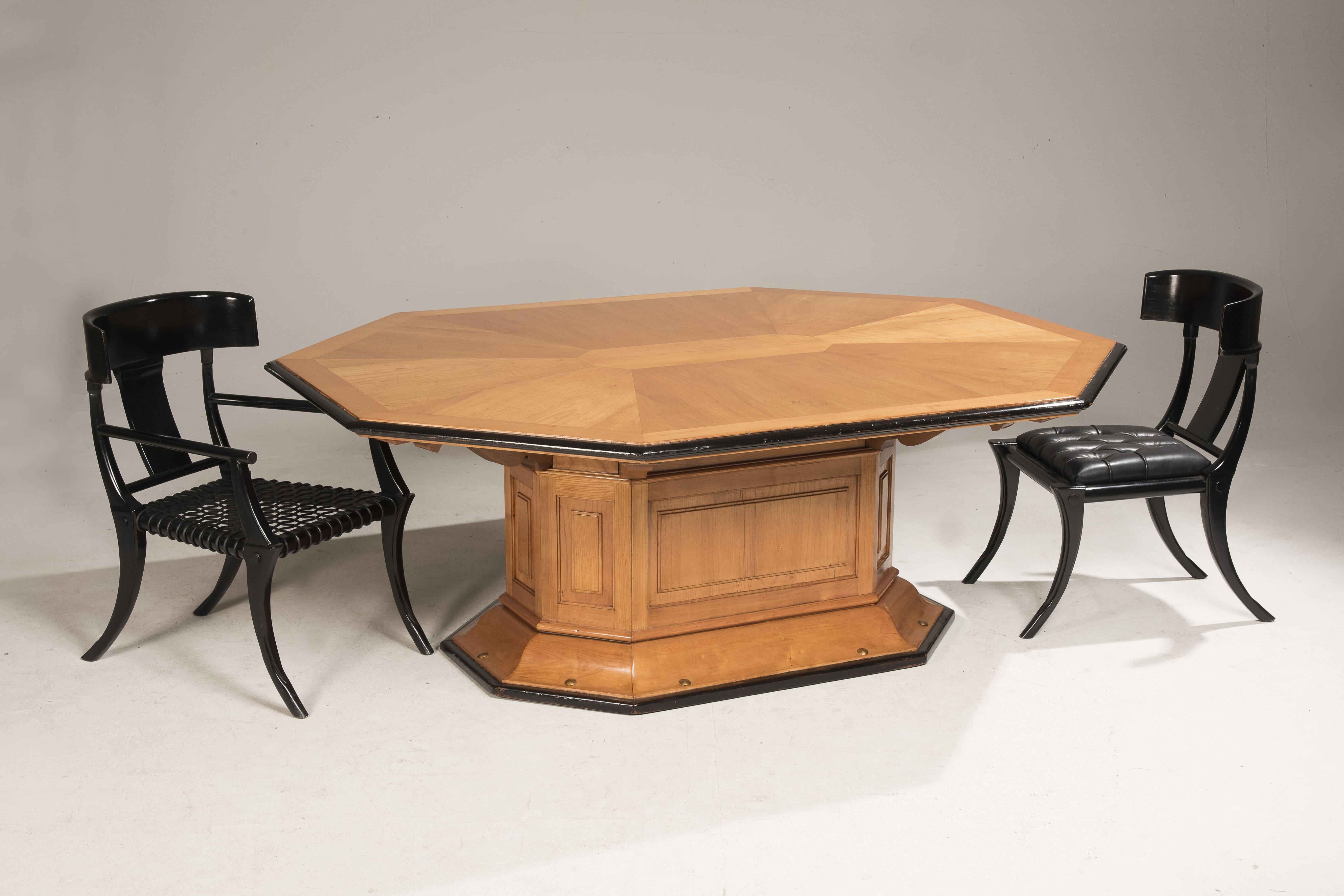 Achteckiger Art-Déco-Tisch aus Kirschbaumholz mit schwarzen Rändern und Messingdetails im Angebot 3