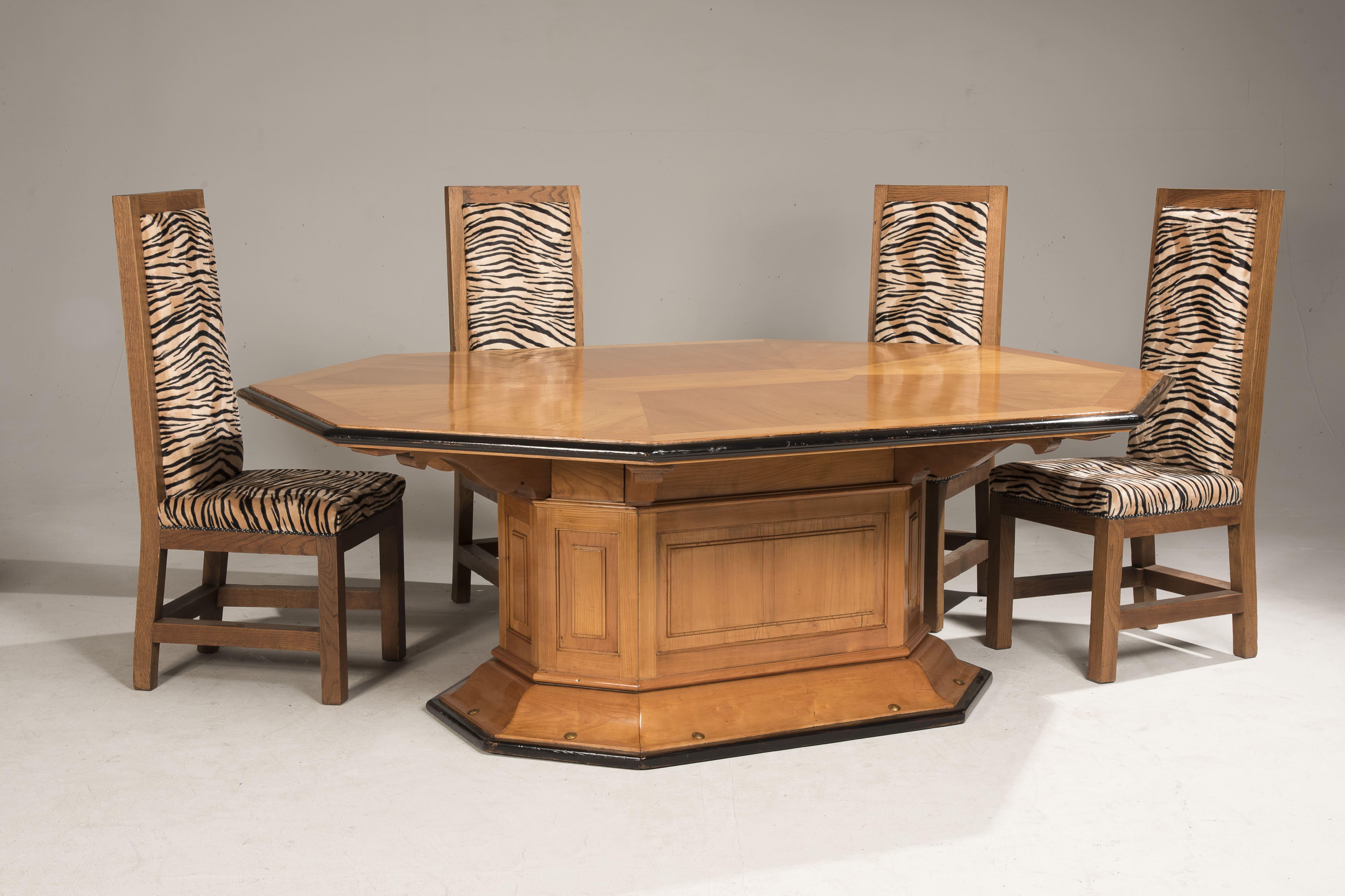 Achteckiger Art-Déco-Tisch aus Kirschbaumholz mit schwarzen Rändern und Messingdetails (Italienisch) im Angebot