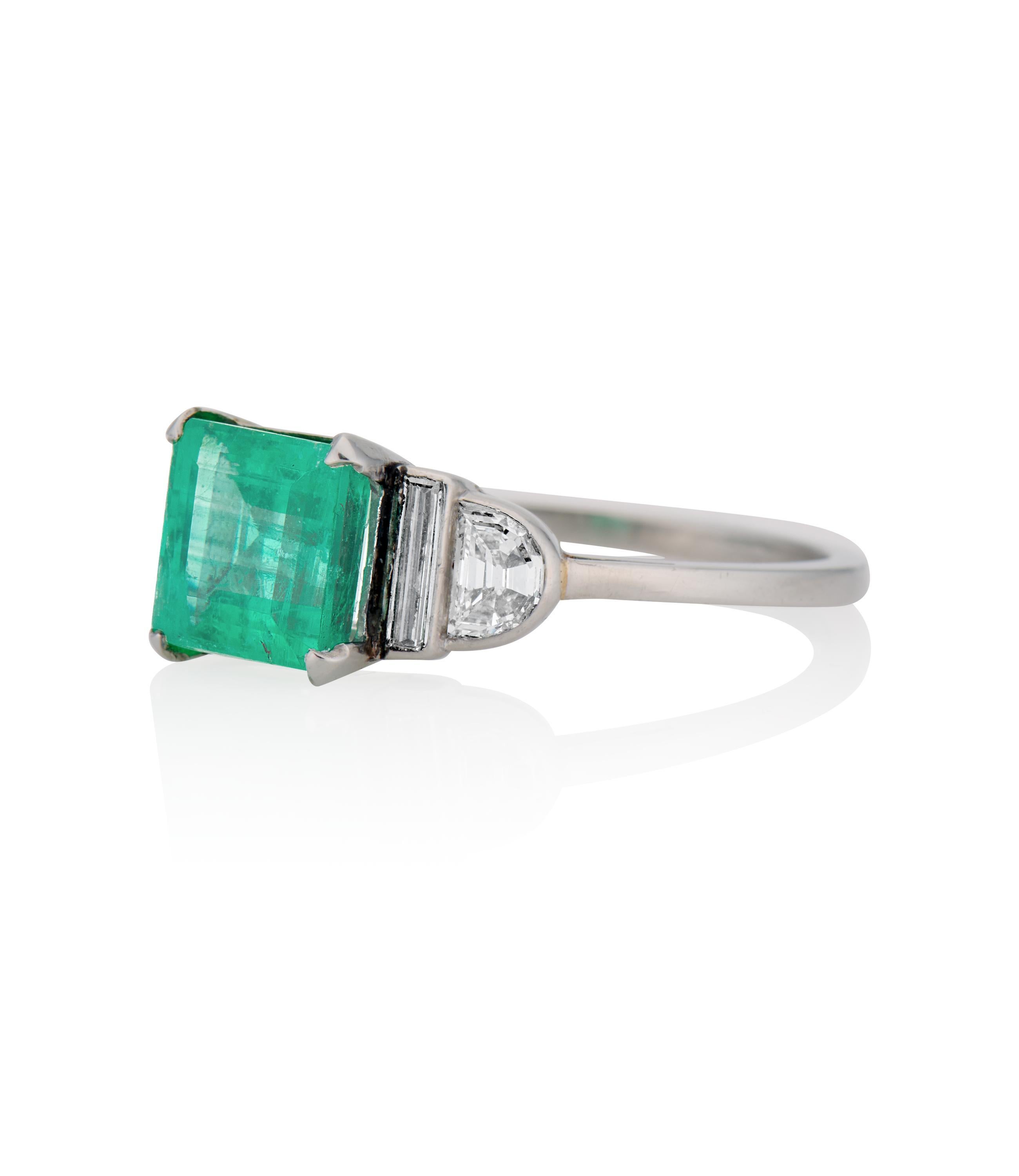 Beschreibung 
Antiker russischer Verlobungsring im Art-Deco-Stil mit einem Smaragd im F1-Achteck-Schliff und etwa 0,70 Karat Diamanten im Baguetteschliff und Halbmond-Stufenschliff in einer Platinfassung mit geometrischen Mustern. Ein einzigartiger