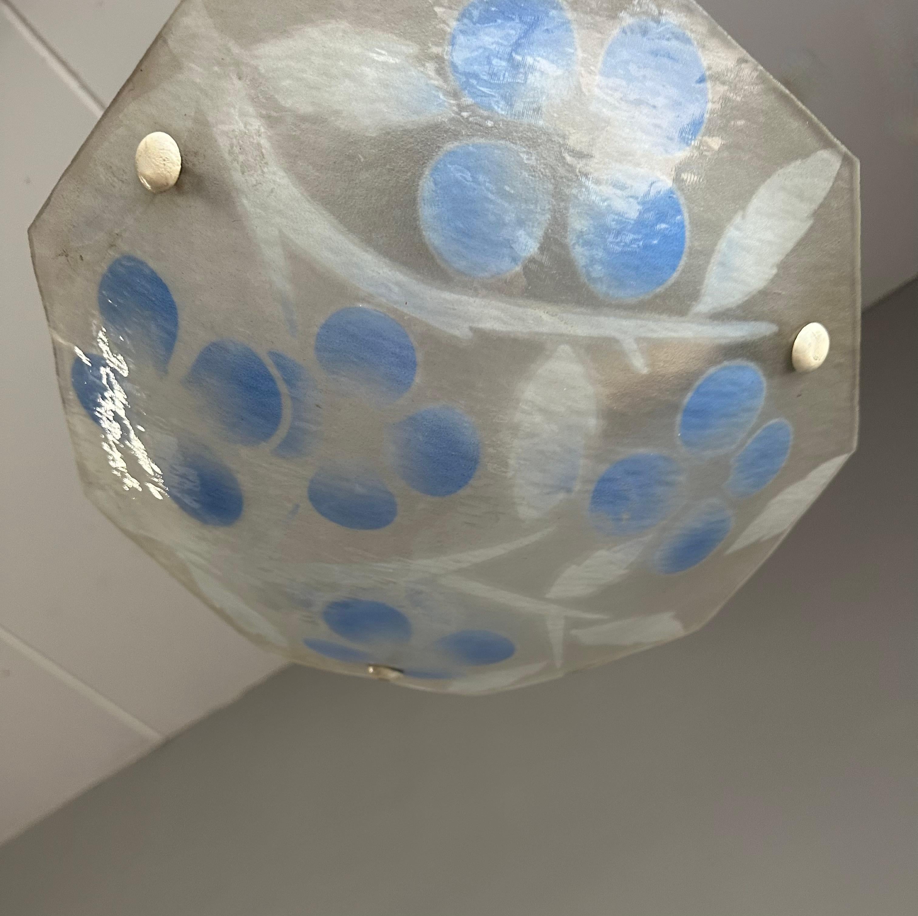 Lampe pendante en verre de forme octogonale art déco avec couleurs vives par Loys Lucha en vente 3