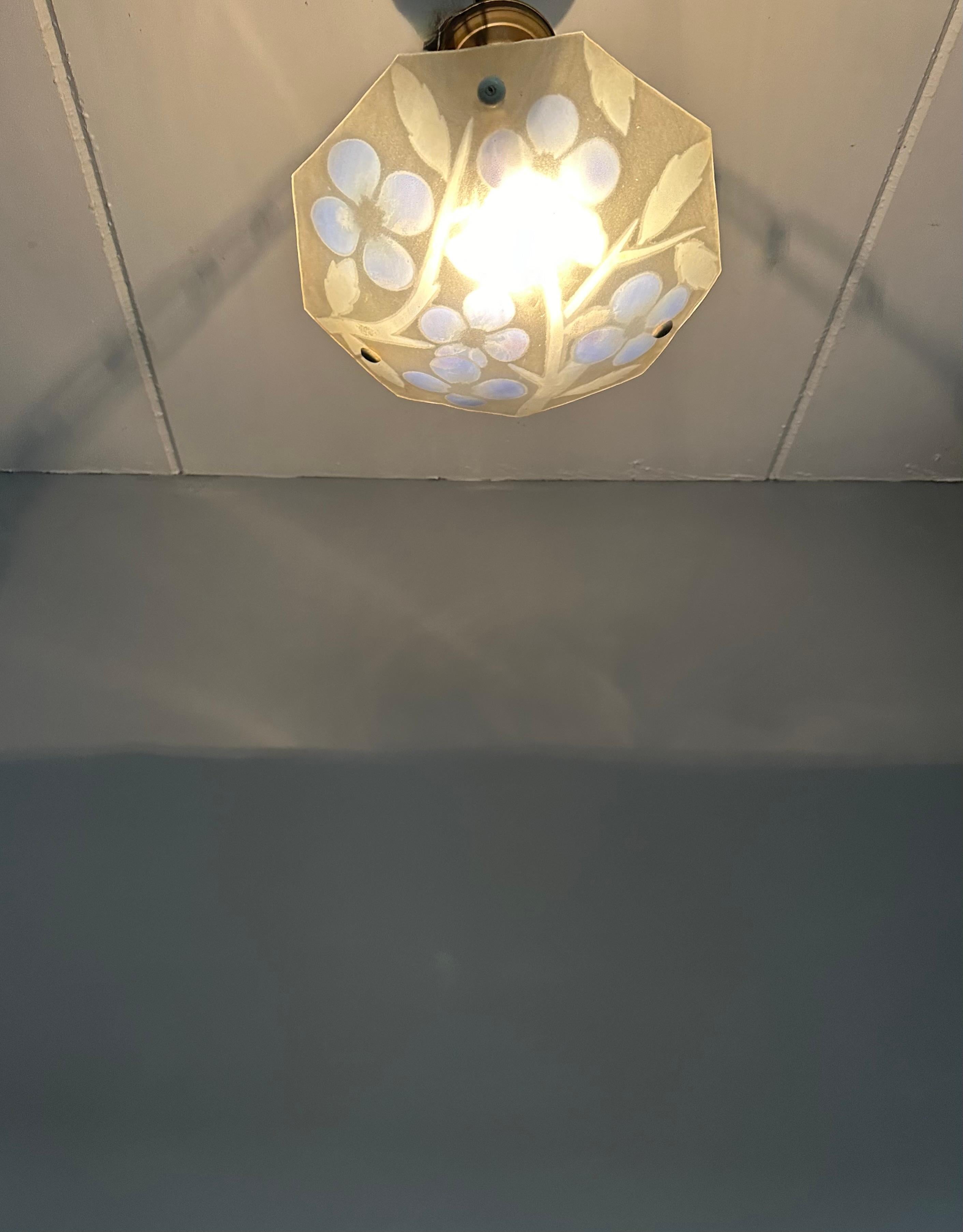 Lampe pendante en verre de forme octogonale art déco avec couleurs vives par Loys Lucha en vente 8