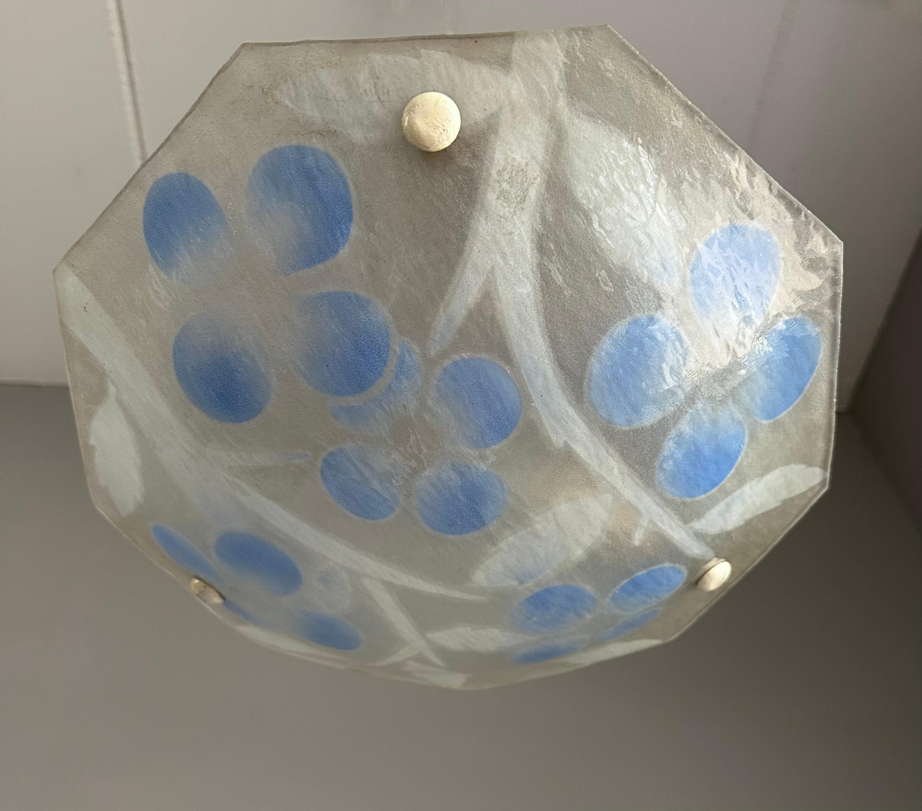 Une œuvre d'art lumineuse étonnante et élégante, réalisée et signée par Loys Lucha.

Si vous êtes passionné par l'art décoratif du début du XXe siècle, alors vous apprécierez vraiment ce pendentif saisissant et artistique. Ce que vous voyez ici est
