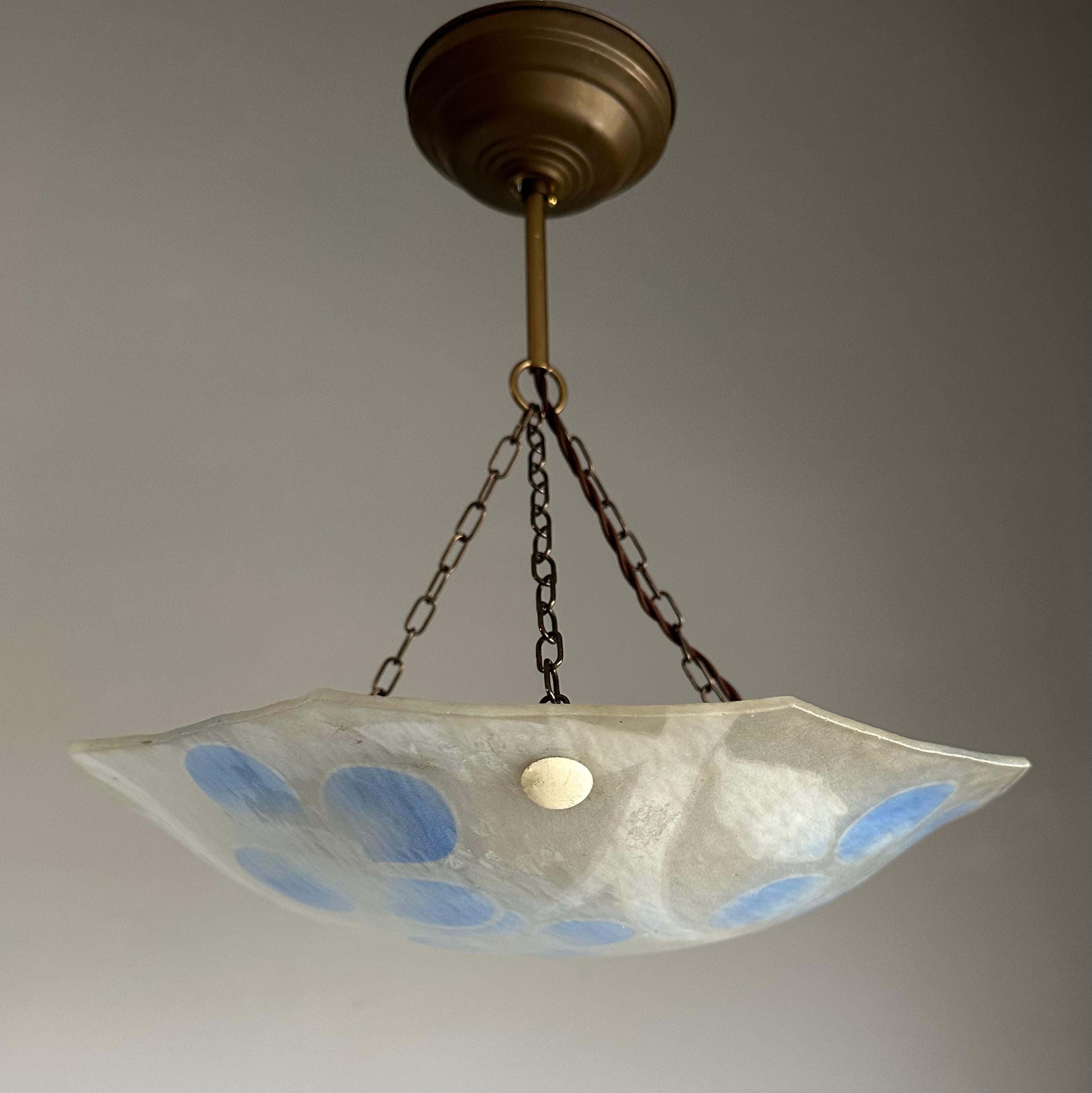 Français Lampe pendante en verre de forme octogonale art déco avec couleurs vives par Loys Lucha en vente
