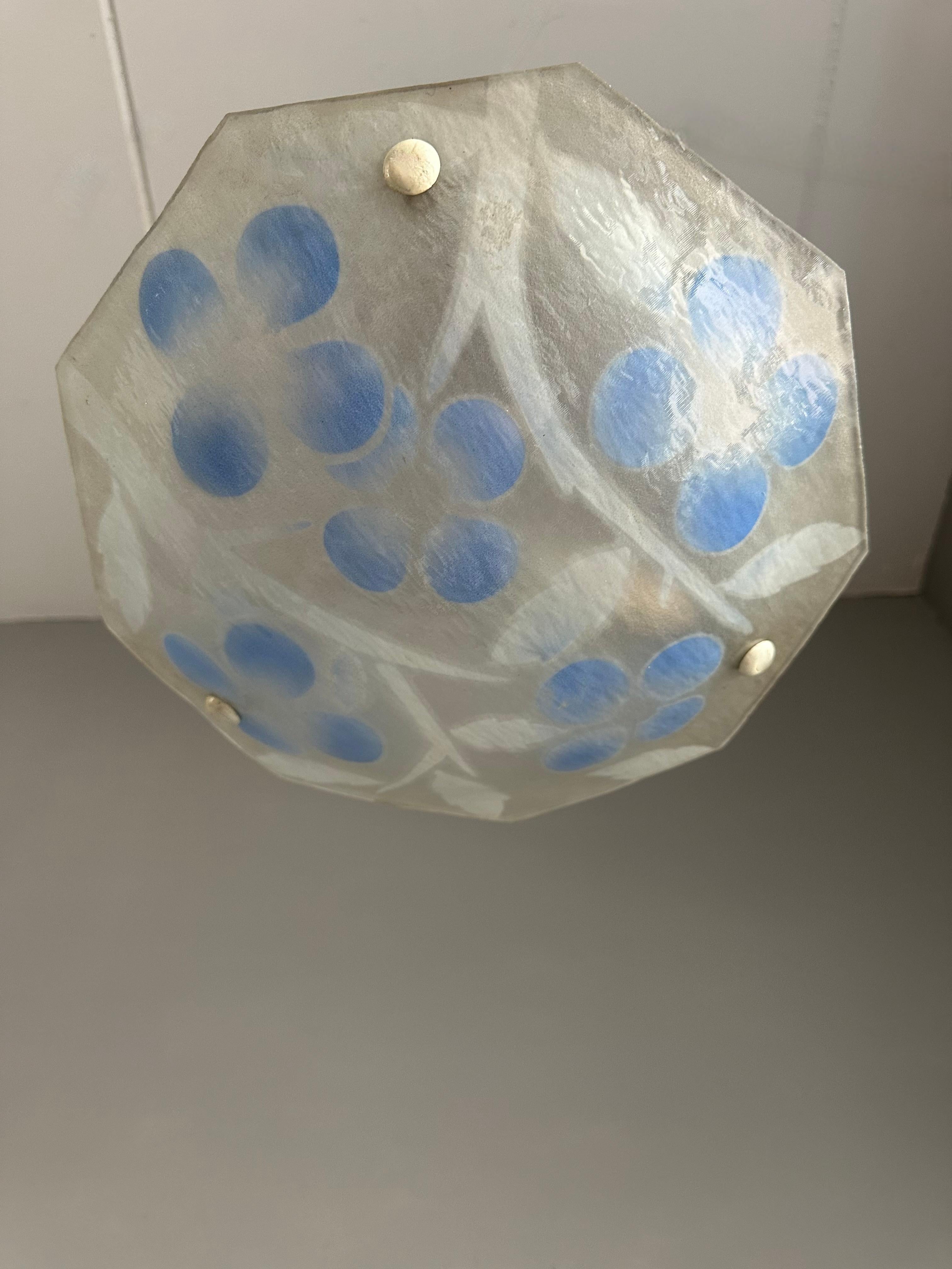 20ième siècle Lampe pendante en verre de forme octogonale art déco avec couleurs vives par Loys Lucha en vente