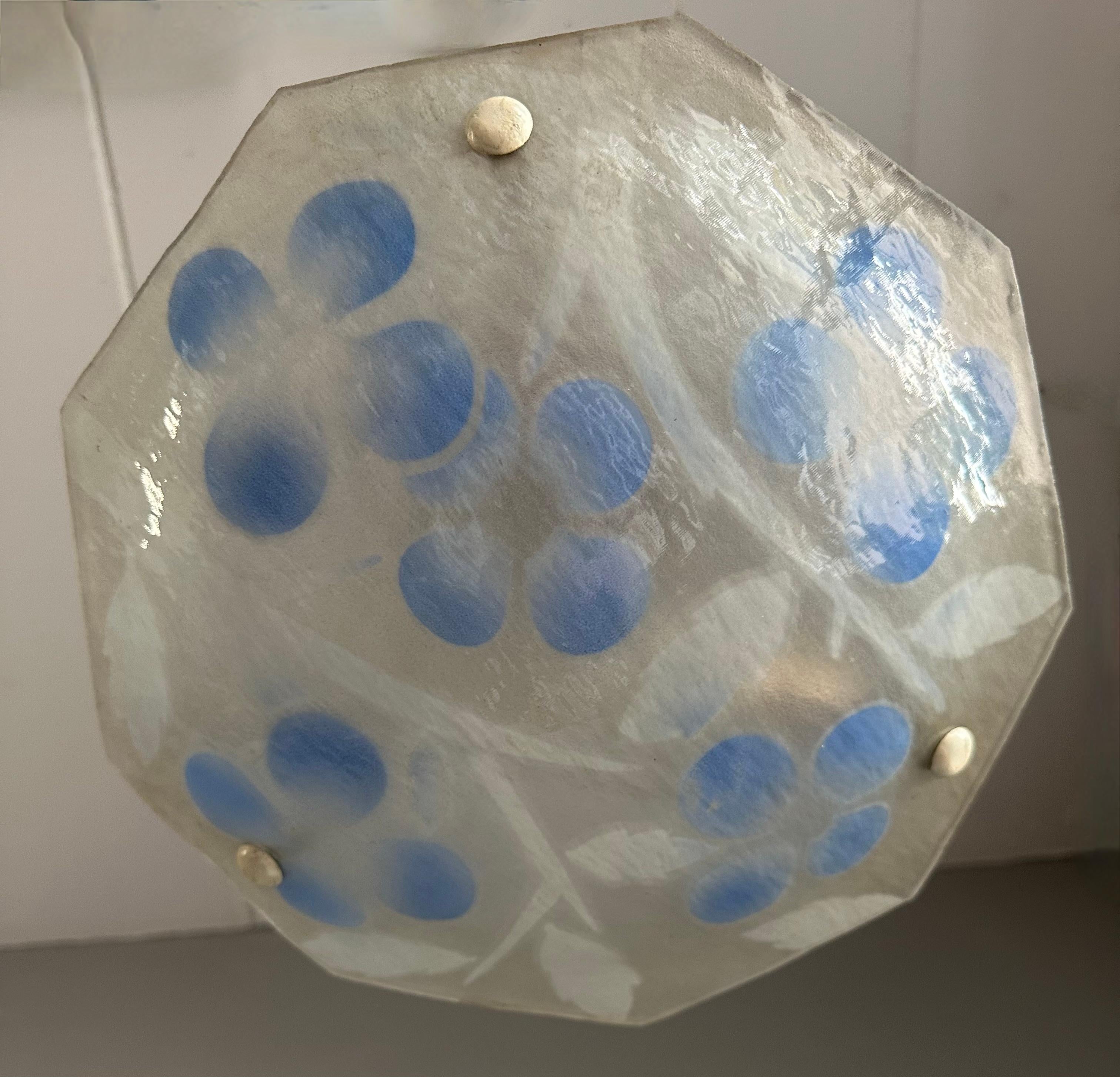 Laiton Lampe pendante en verre de forme octogonale art déco avec couleurs vives par Loys Lucha en vente
