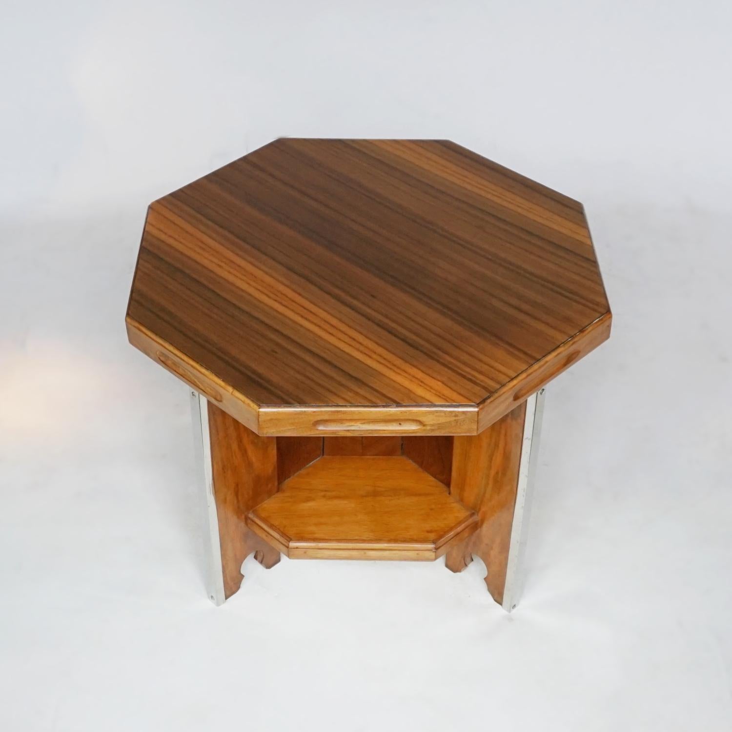 Noyer Table d'appoint/table basse octogonale Art Déco en noyer, Angleterre, vers 1935 en vente
