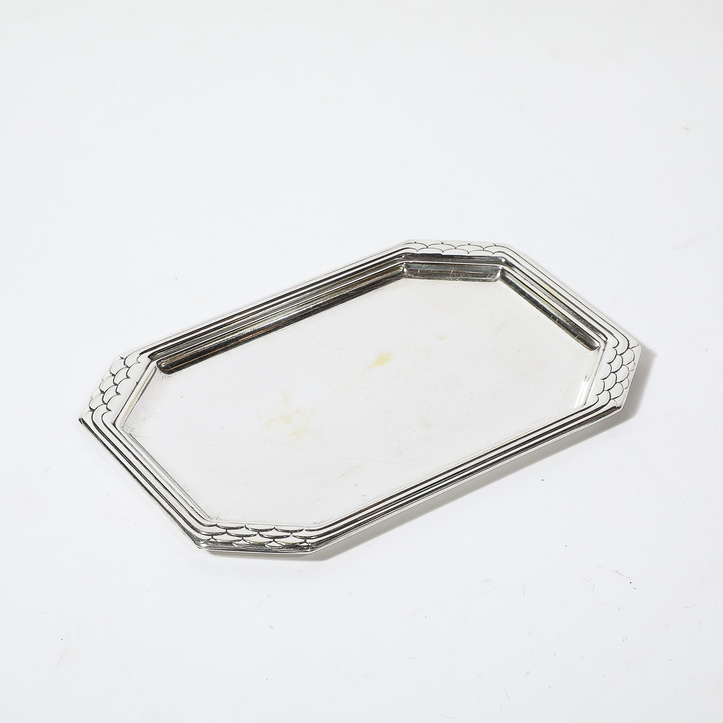 Bandeja Art Decó octogonal plateada con detalles incrustados mediados del siglo XX en venta