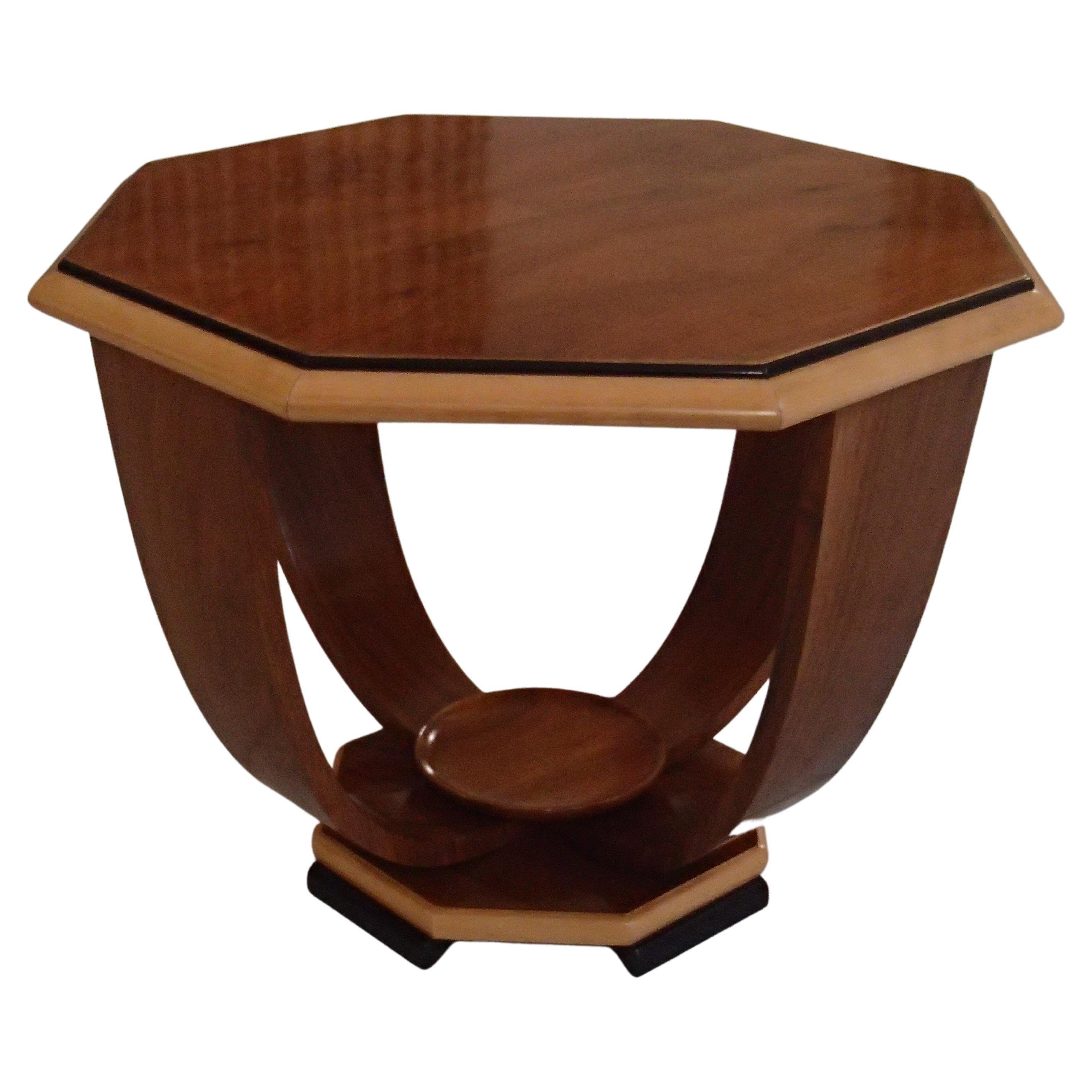 Table octogonale Art Déco en noyer avec 4 pieds courbés en vente