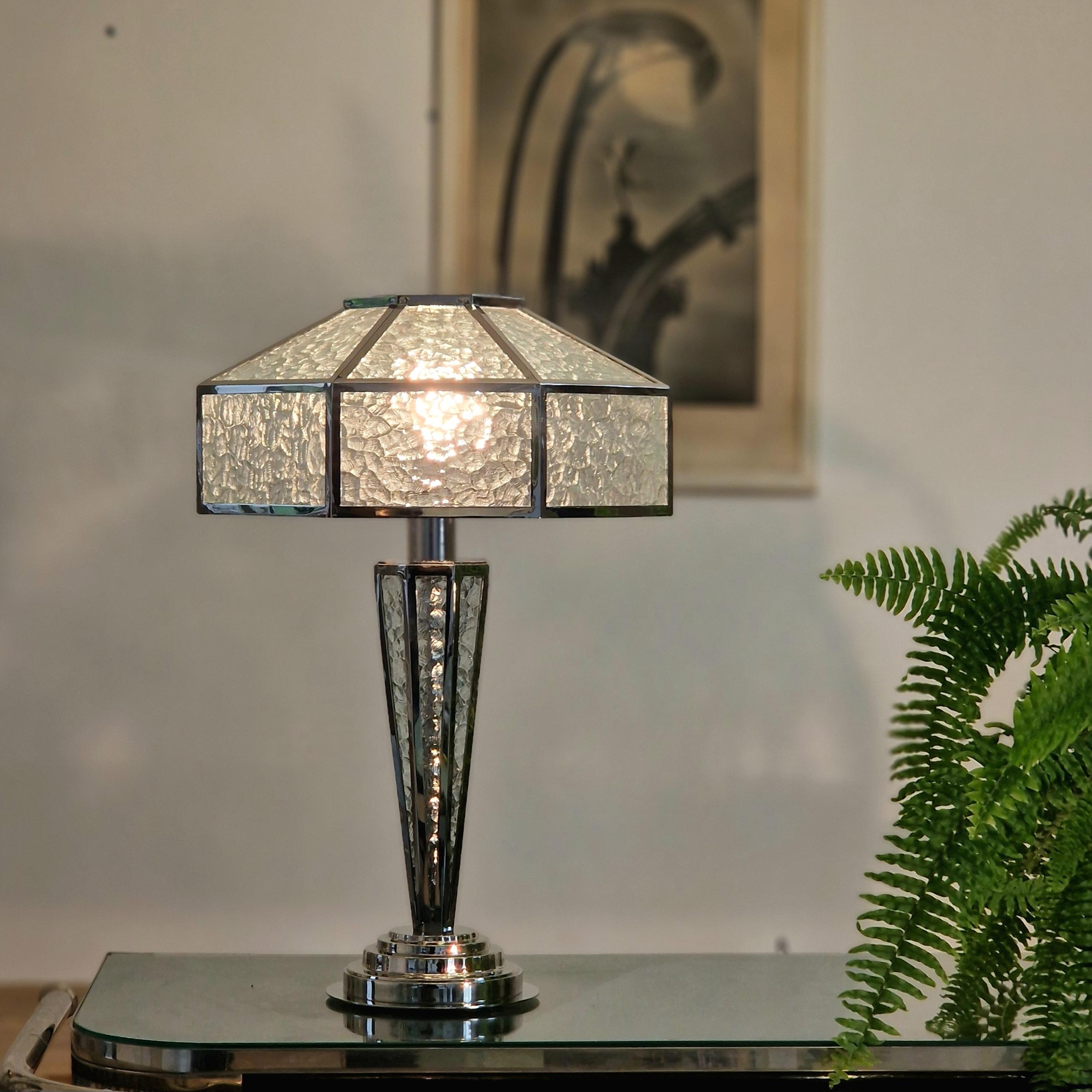 
Questa lampada Art Deco alta in bronzo nichelato attira l'attenzione con la sua presenza elegante e la sua silhouette scultorea. Le linee geometriche proiettano una luce morbida, creando un ambiente raffinato e caldo. Il bronzo brillantemente