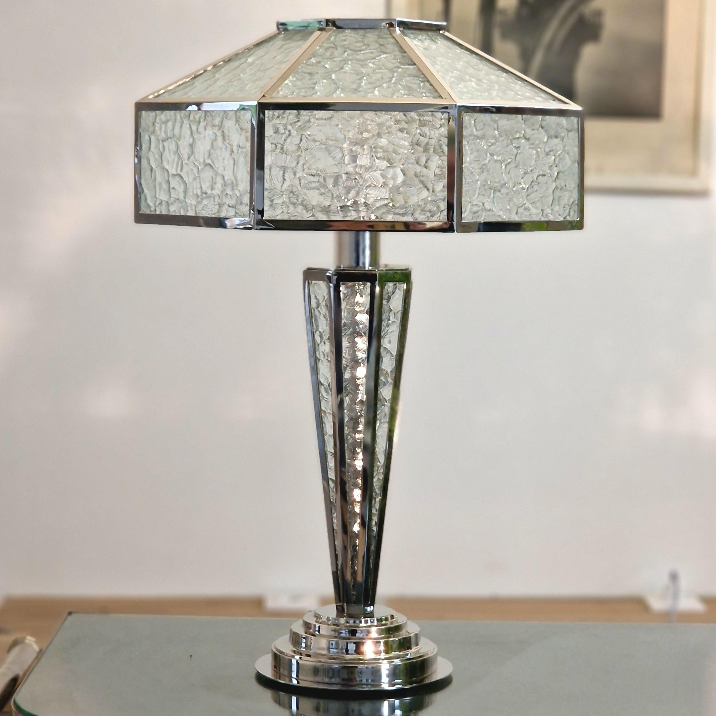 Francese Art Deco Octogonal  Lampada con finitura nichel e vetro monumentale in vendita