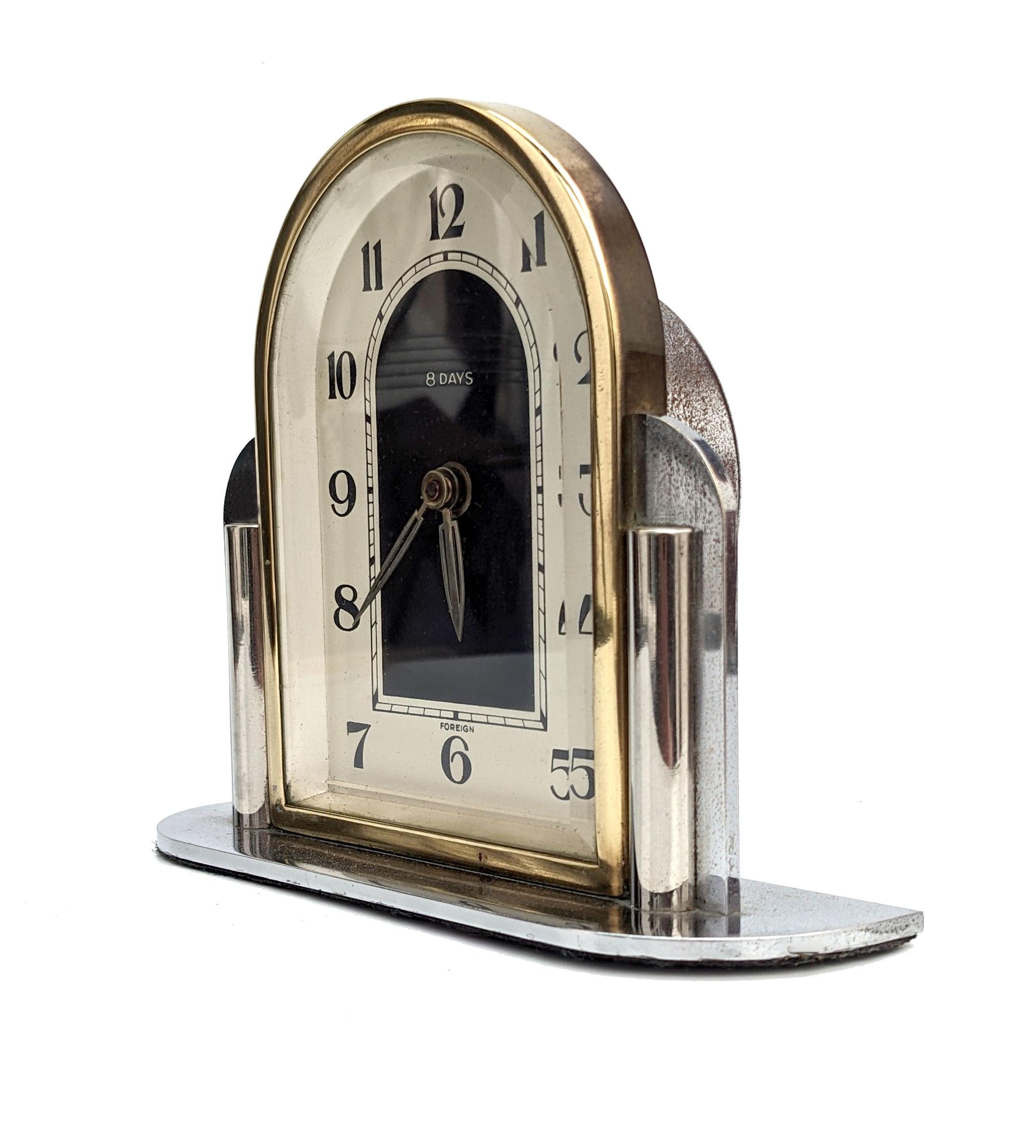 Très impressionnante horloge 8 jours en bronze et chrome Art Déco des années 1930, en forme d'odéon. Superbe état, juste une légère corrosion à certains endroits du chrome, comme on peut s'y attendre d'une pièce d'époque de 90 ans et quelques. Le