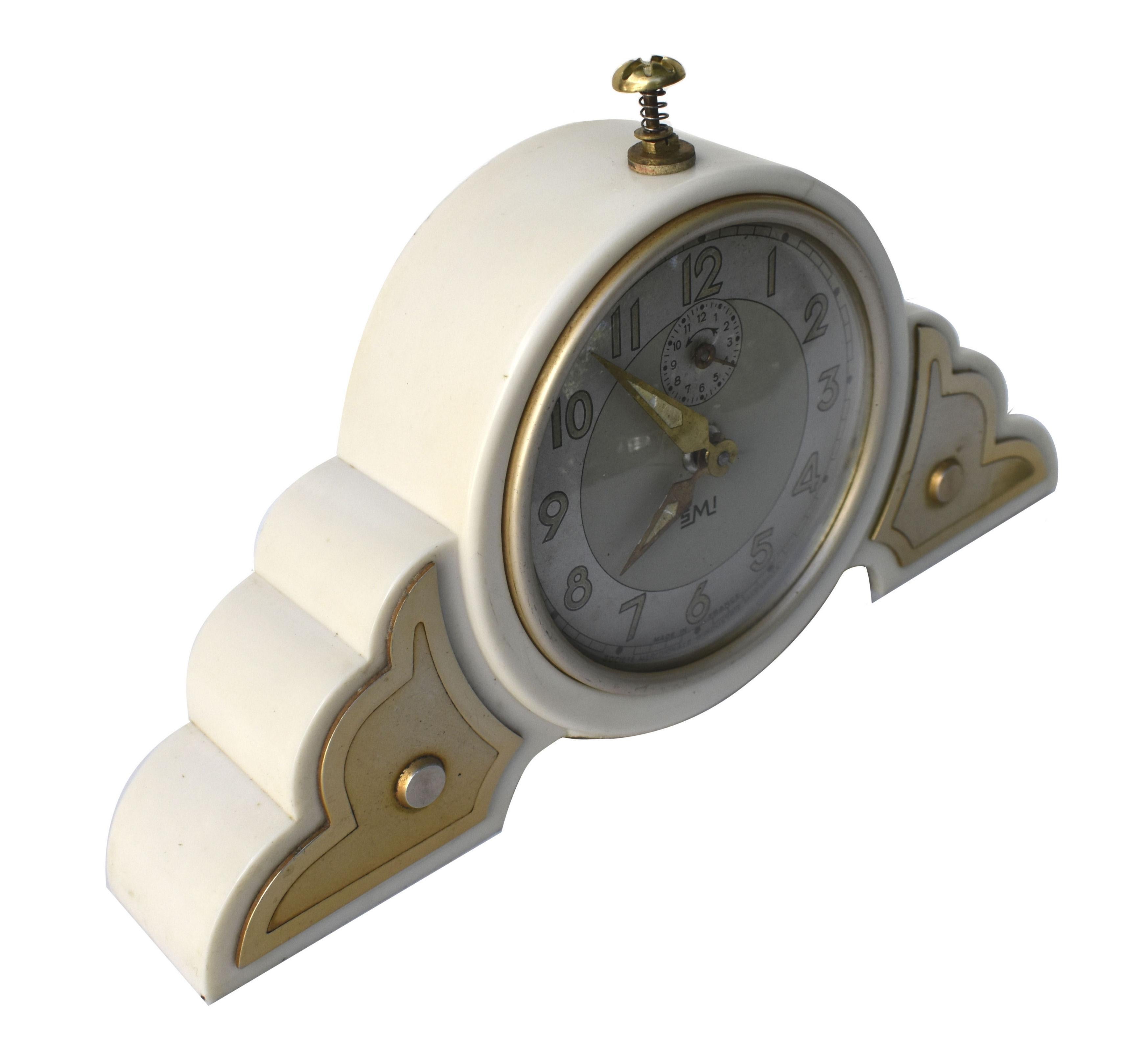 Très belle horloge en bakélite ivoire Art déco des années 1930. Originaire de France, cette magnifique horloge est l'exemple même de l'Art déco avec son fabuleux boîtier en forme de nuage. L'horloge fonctionne bien et reste à l'heure, tout comme