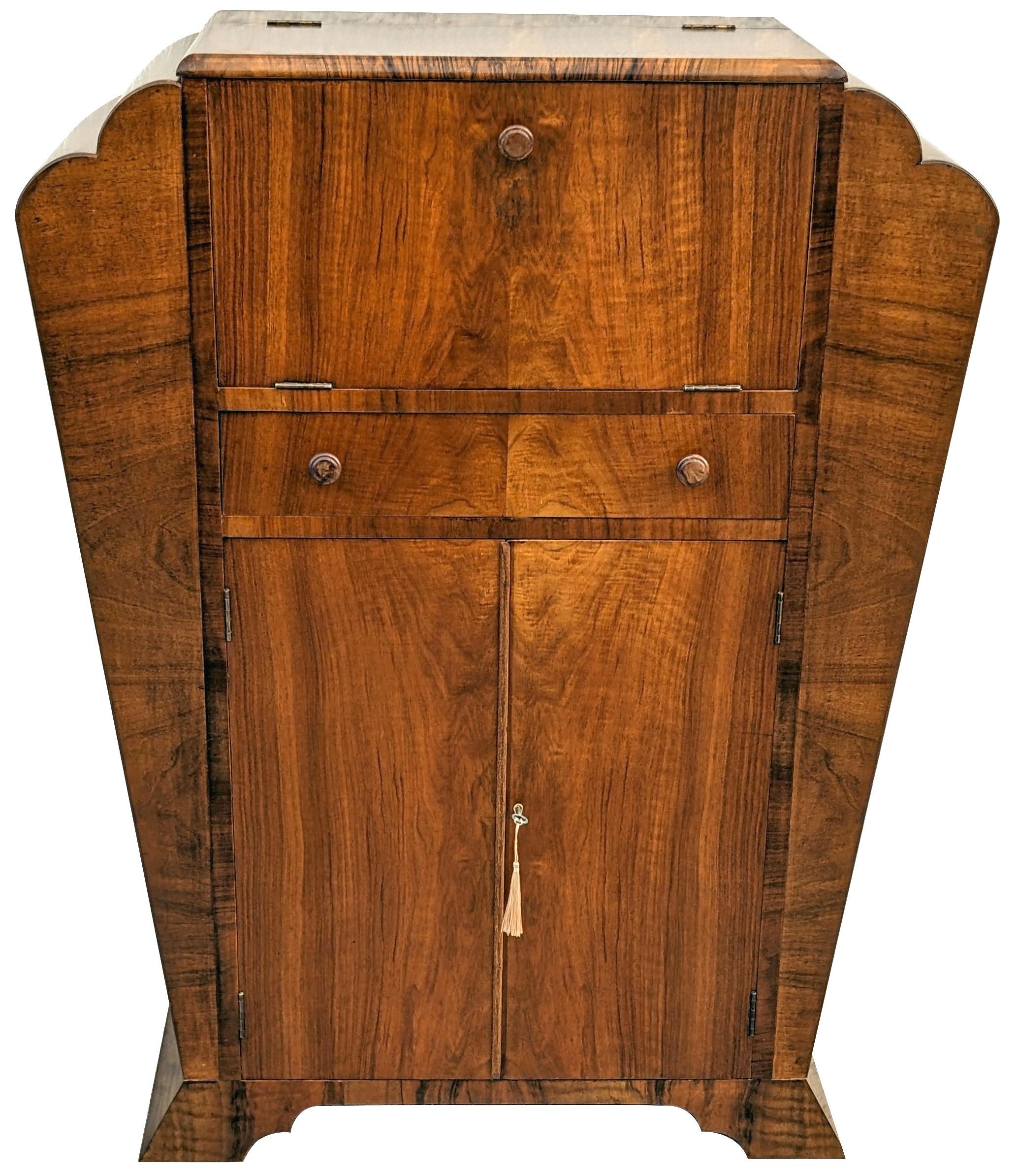 Armoire à cocktails Art Déco en forme d'odeon, anglaise, vers 1930 Bon état - En vente à Devon, England